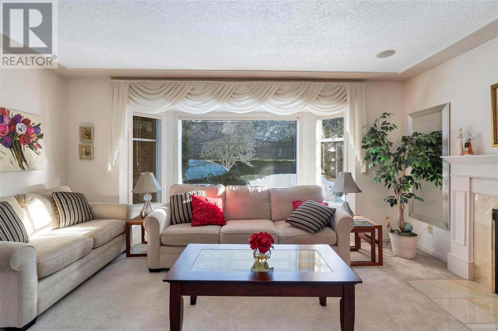 Property at 4790 Cordova Bay Rd image 4