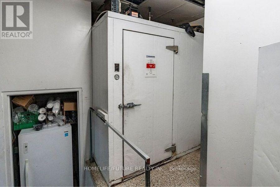 Property at 30 DUKE STREET W image 2