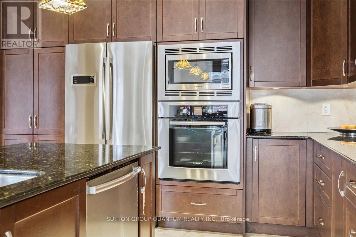 32 Harborn Road, Mississauga, Ontario  L5B 1A4 - Photo 10 - W12079615