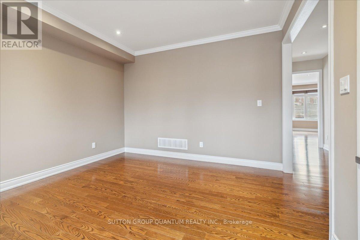 32 Harborn Road, Mississauga, Ontario  L5B 1A4 - Photo 7 - W12079615