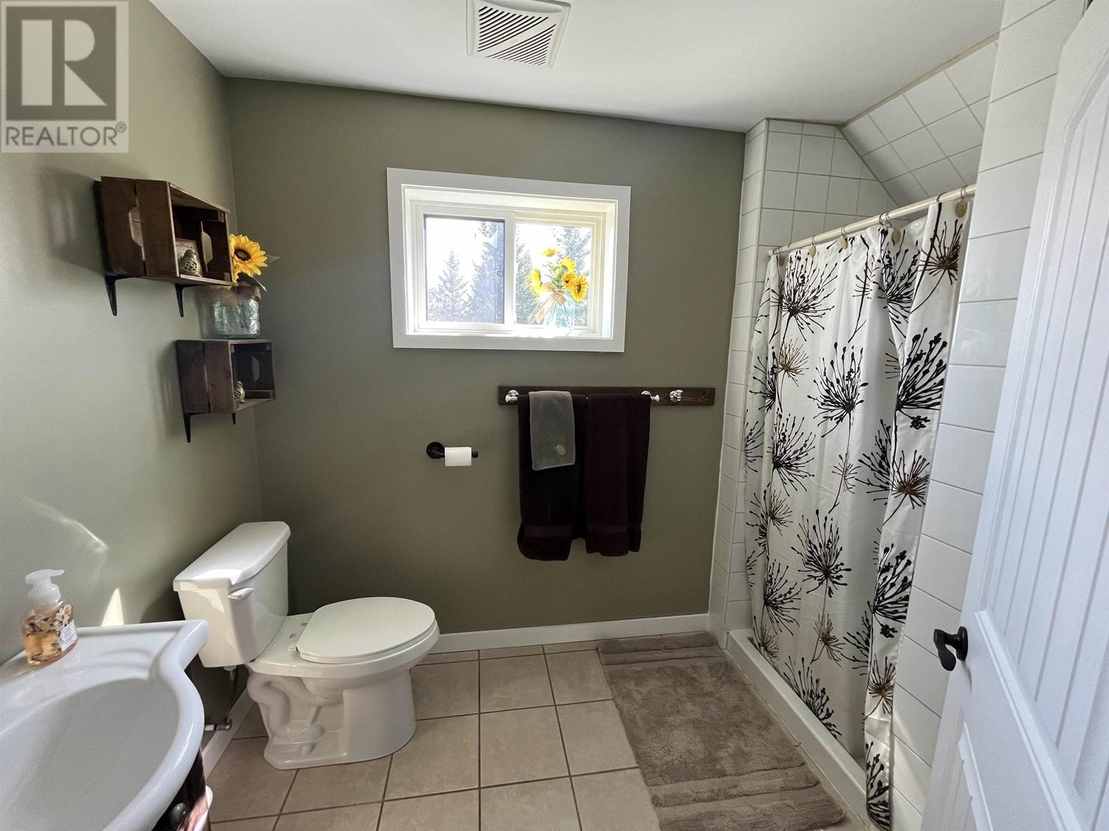 6518 Foothills Road, 100 Mile House, British Columbia  V0K 2E3 - Photo 14 - R2989481