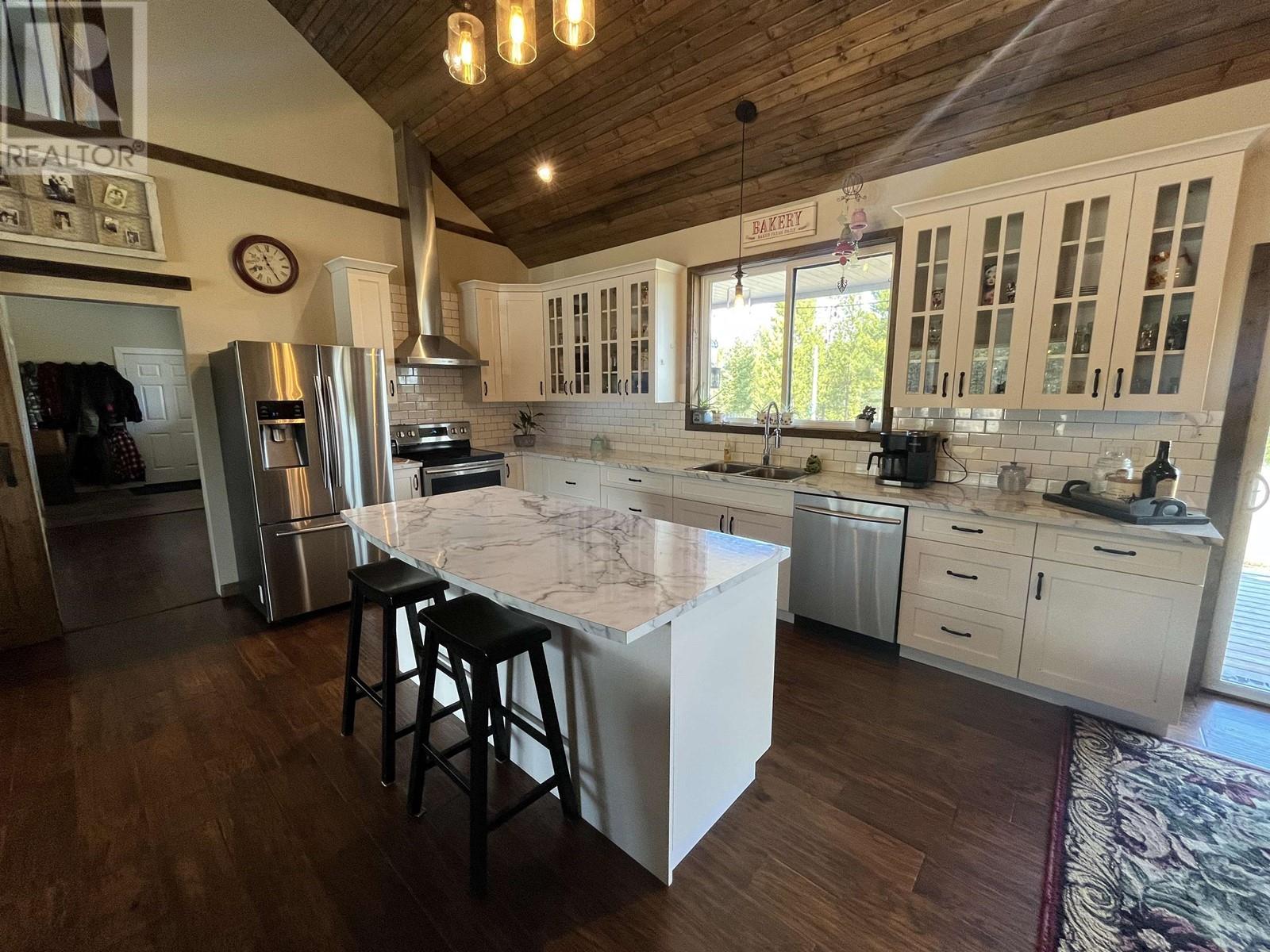 6518 Foothills Road, 100 Mile House, British Columbia  V0K 2E3 - Photo 8 - R2989481