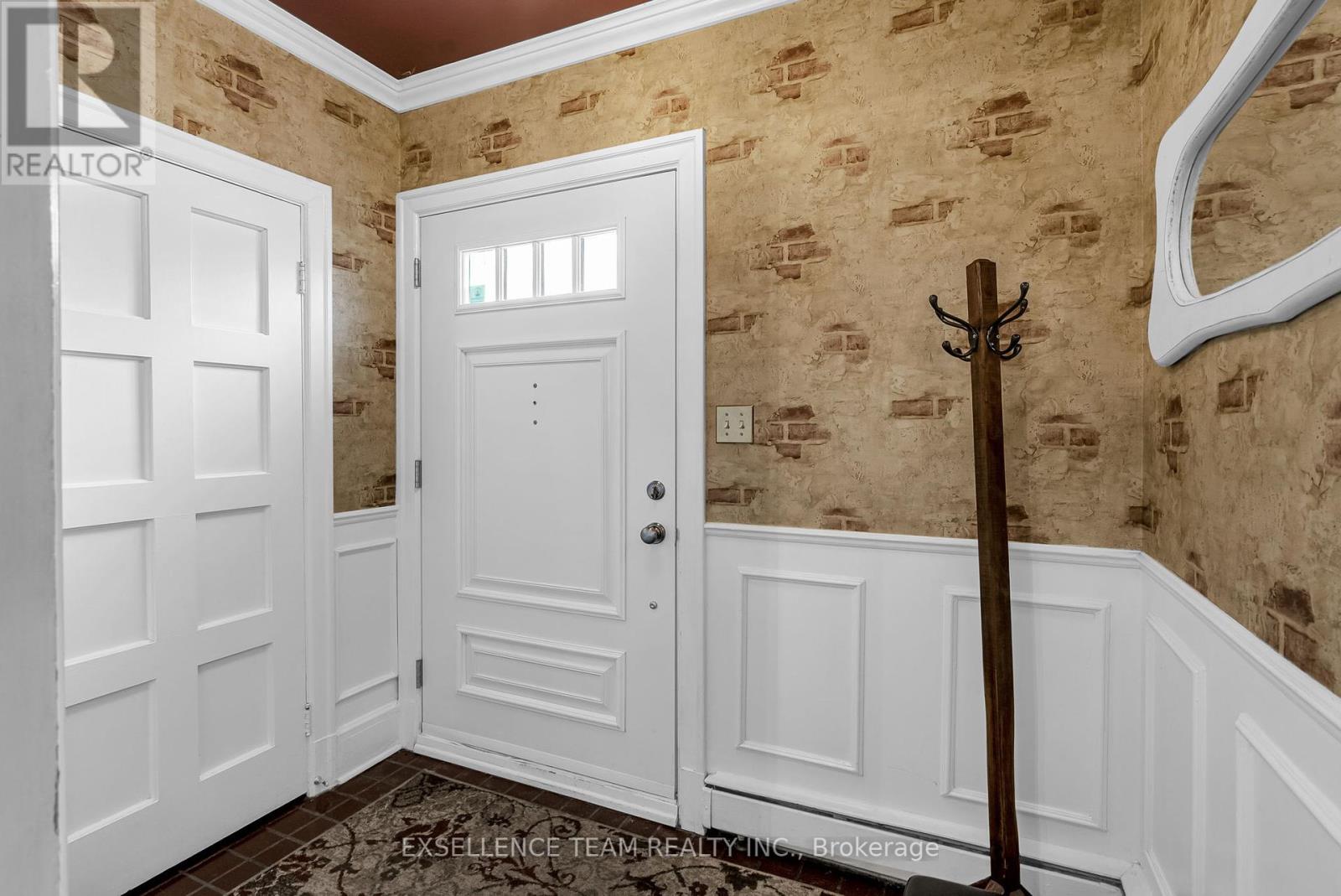 Property at 521 SYDNEY STREET image 3