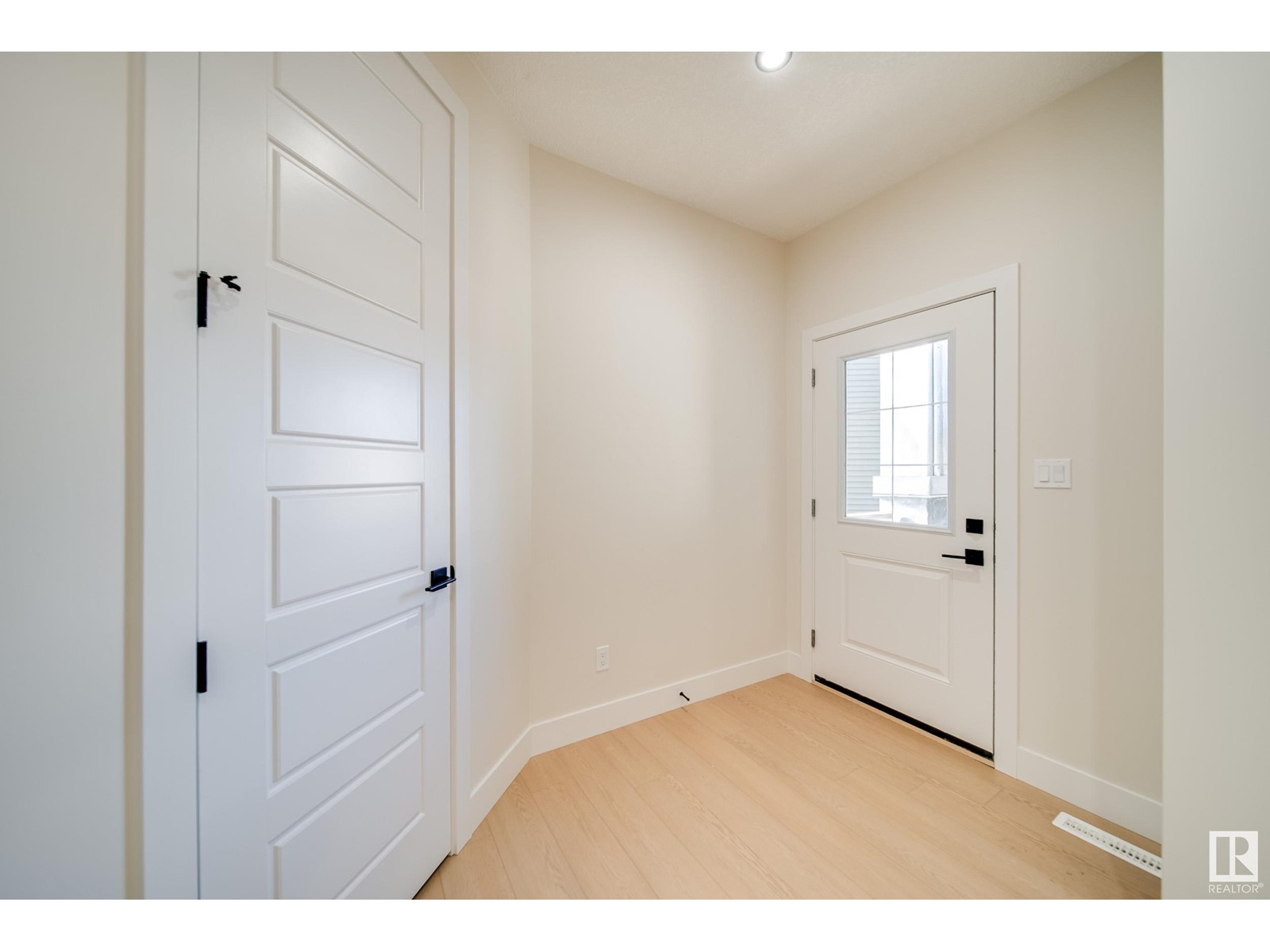 Property at 17047 45 ST NW image 2