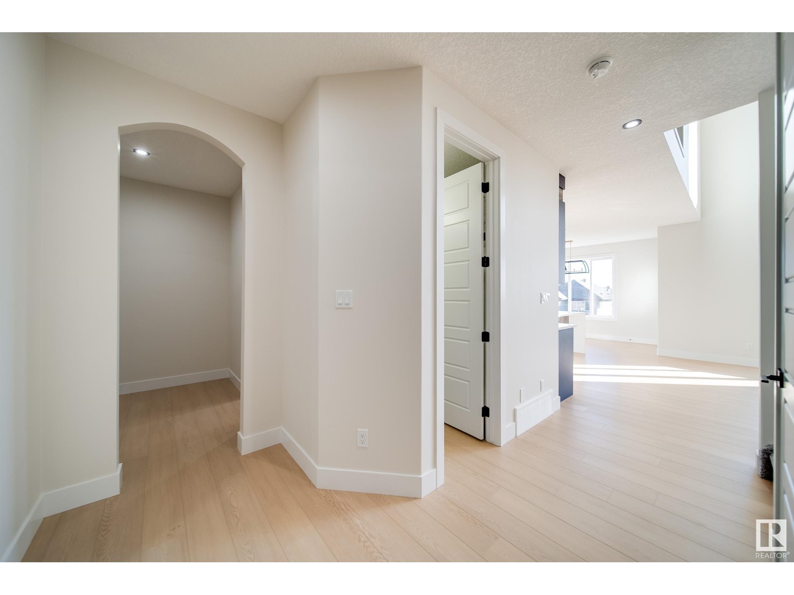 Property at 17047 45 ST NW image 4