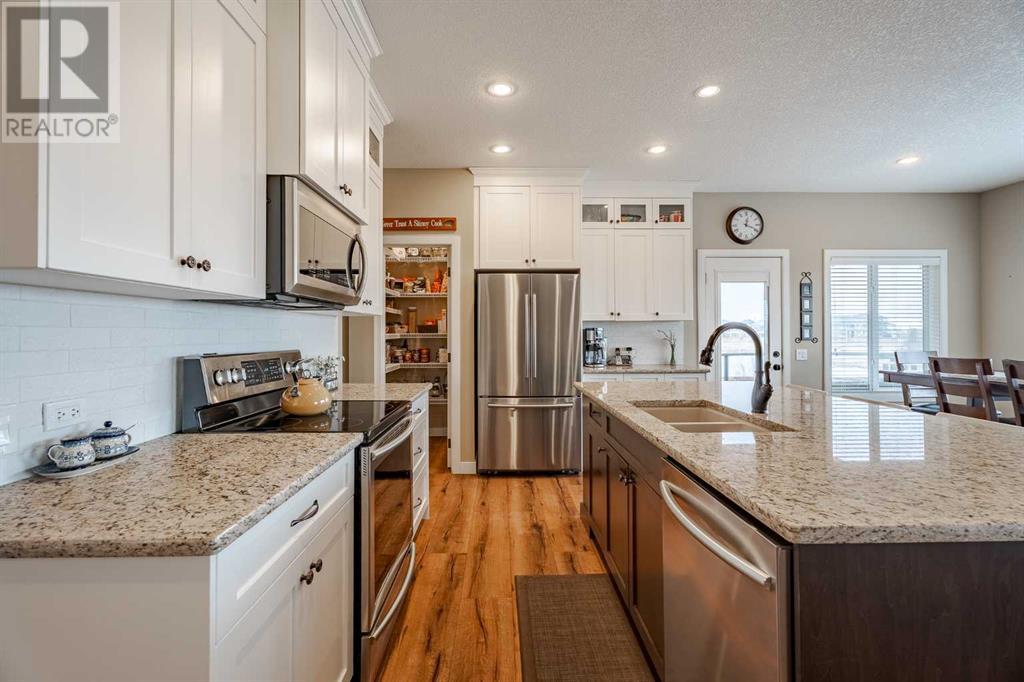 Property at 20 Drake Landing Grove image 3