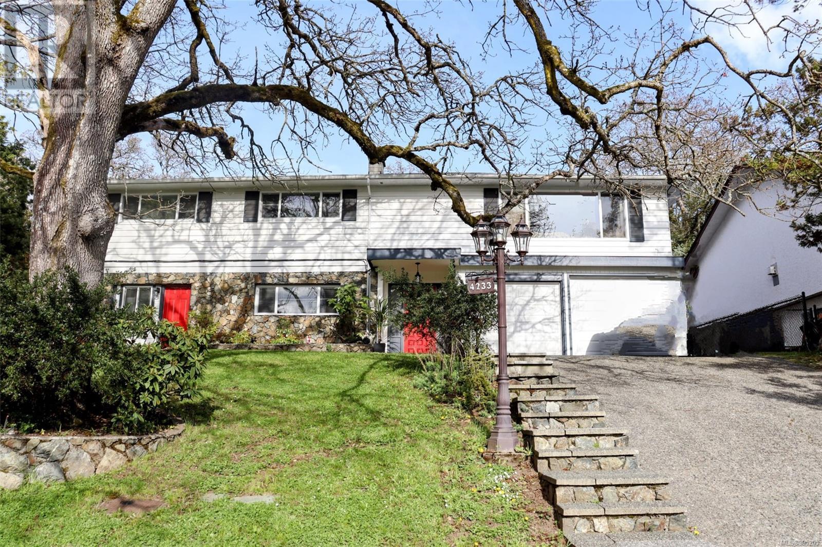 Property at 4233 Thornhill Cres image 1
