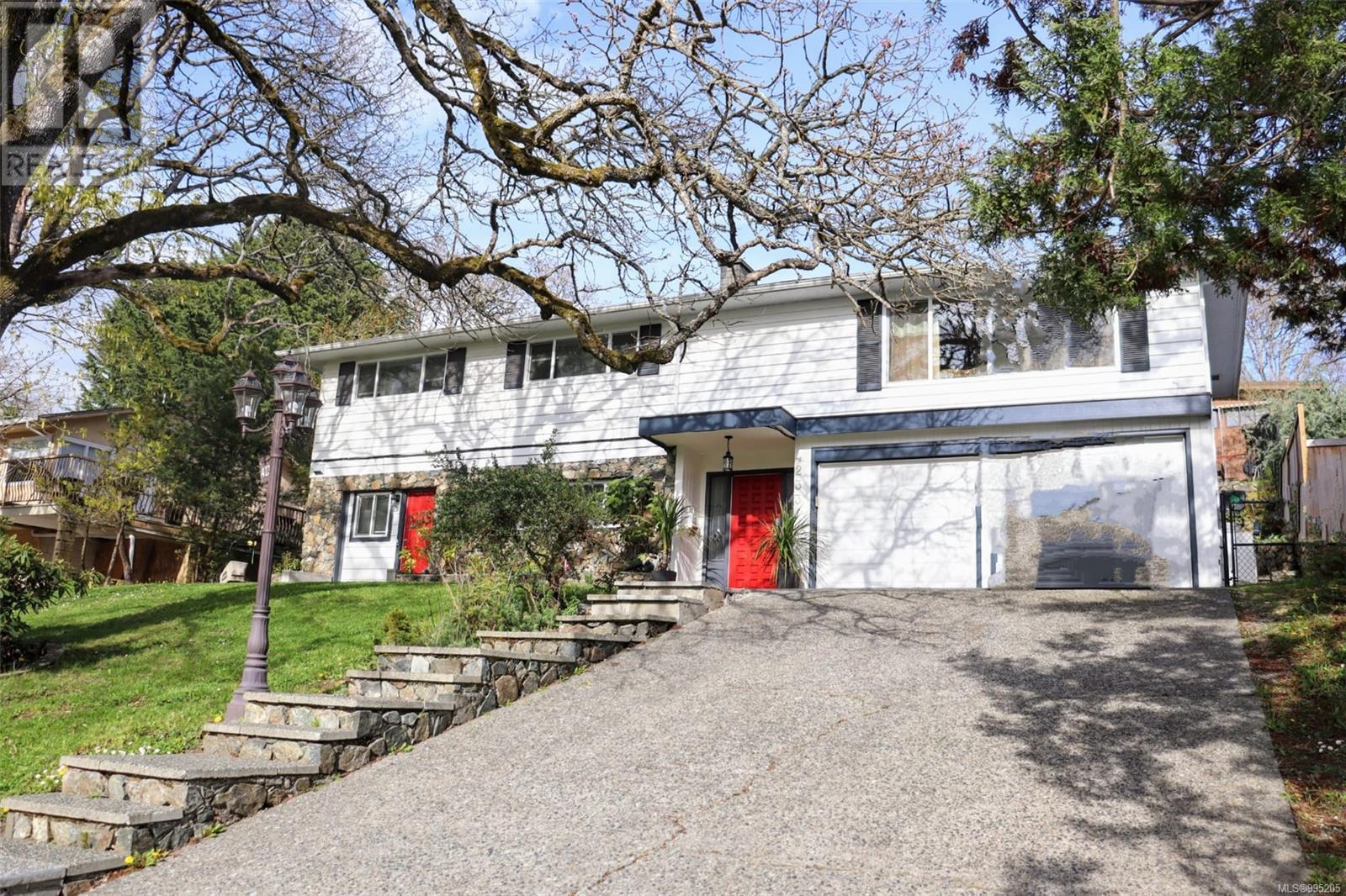 Property at 4233 Thornhill Cres image 2