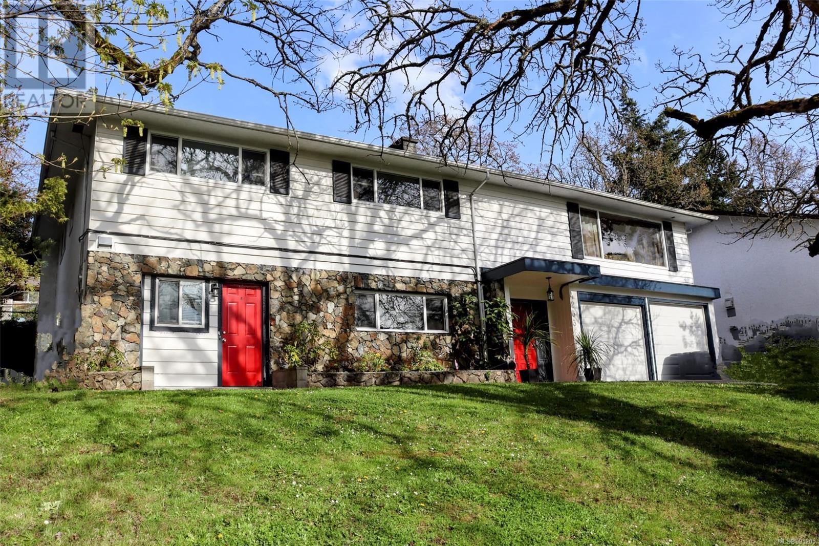 Property at 4233 Thornhill Cres image 3