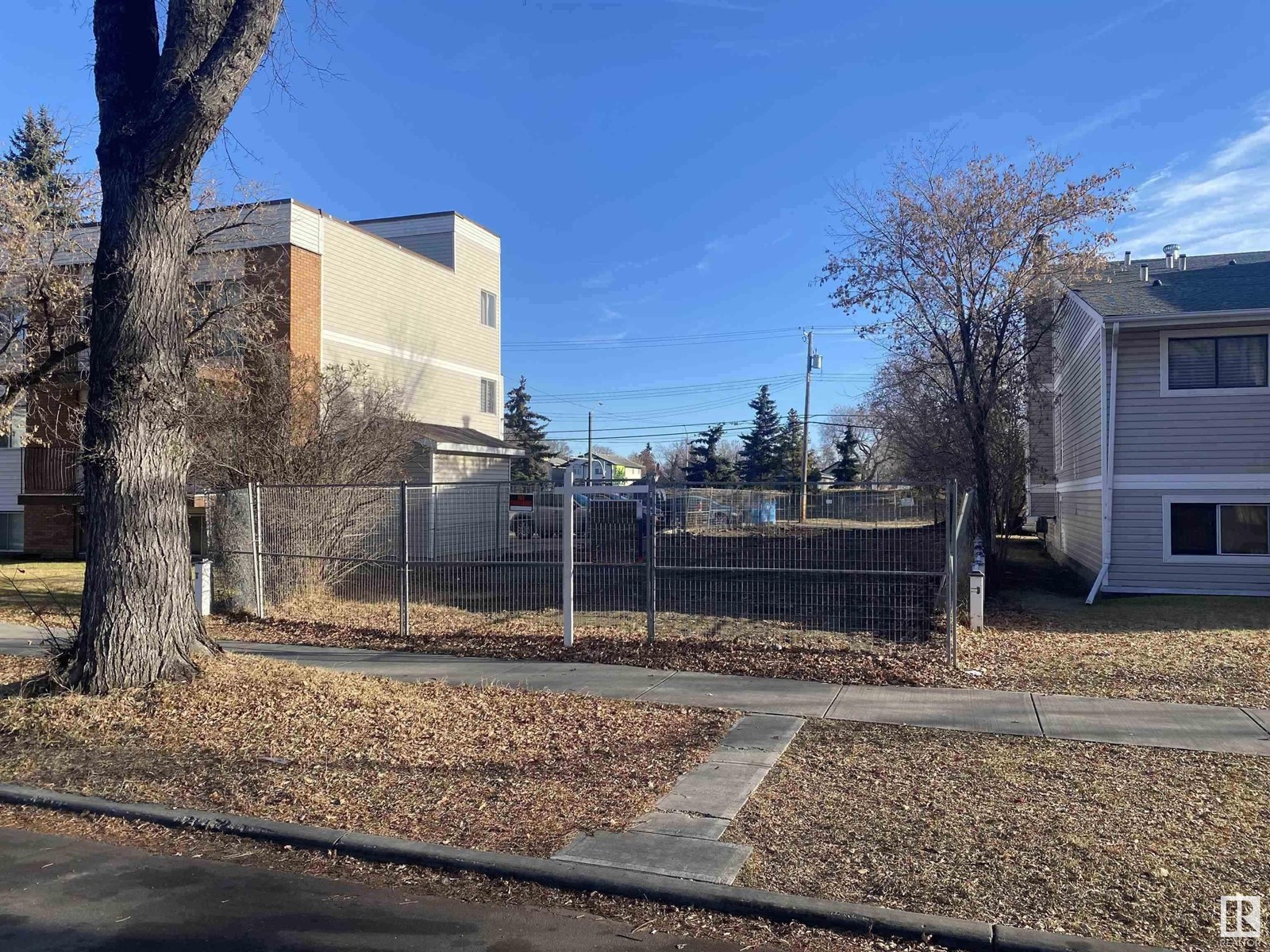 Property at 11939 101 ST NW image 2