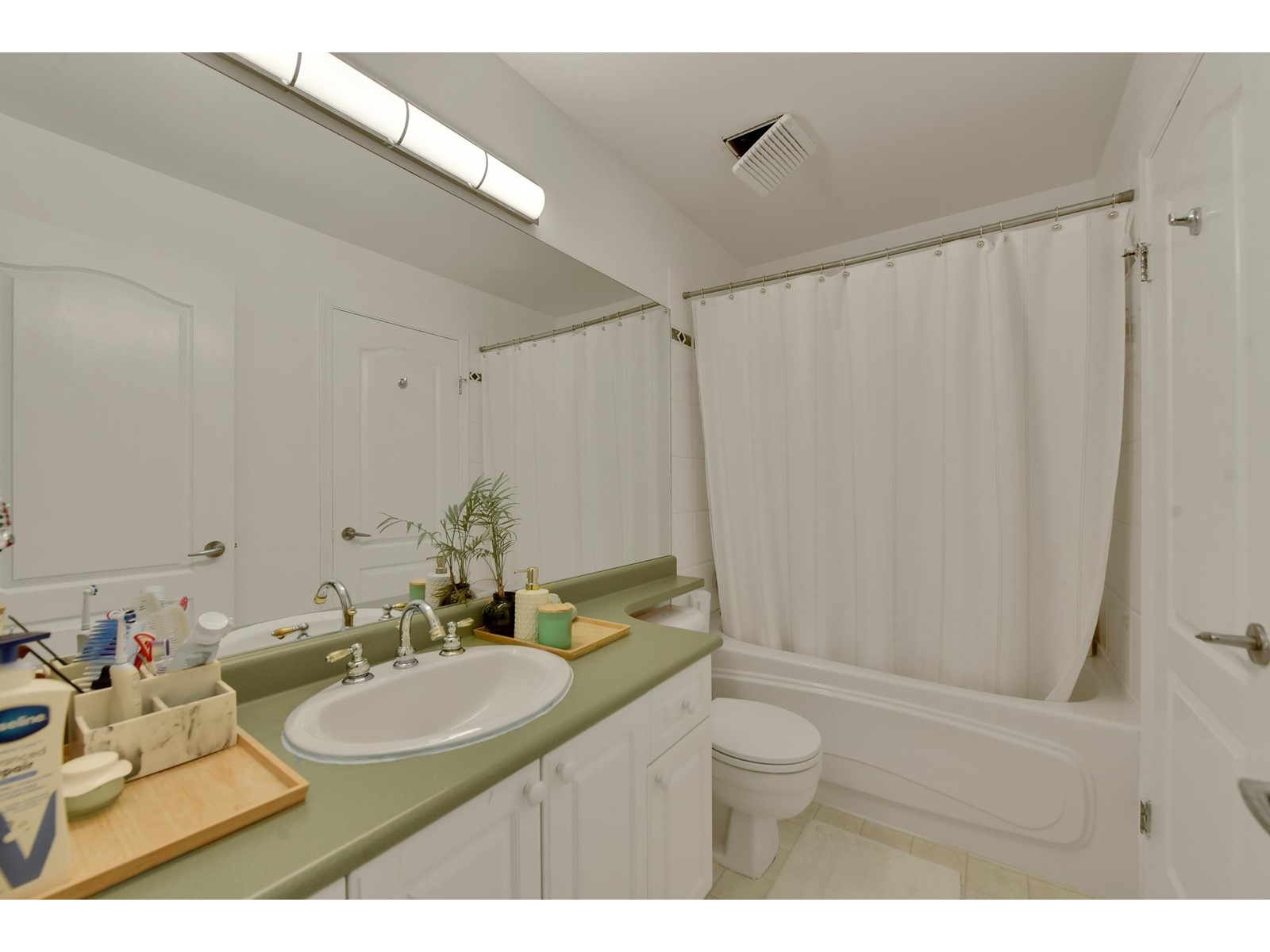 307 15210 Guildford Drive, Surrey, British Columbia  V3R 0X7 - Photo 8 - R2989608