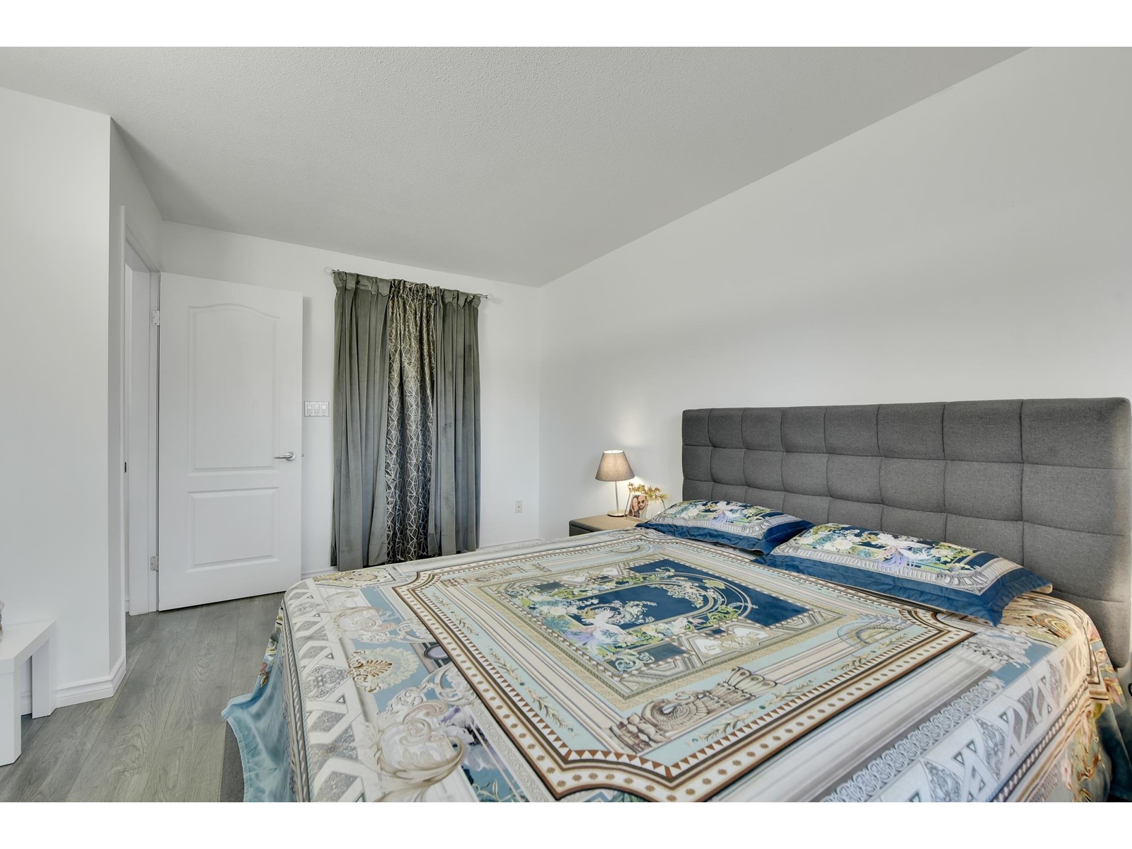 307 15210 Guildford Drive, Surrey, British Columbia  V3R 0X7 - Photo 2 - R2989608
