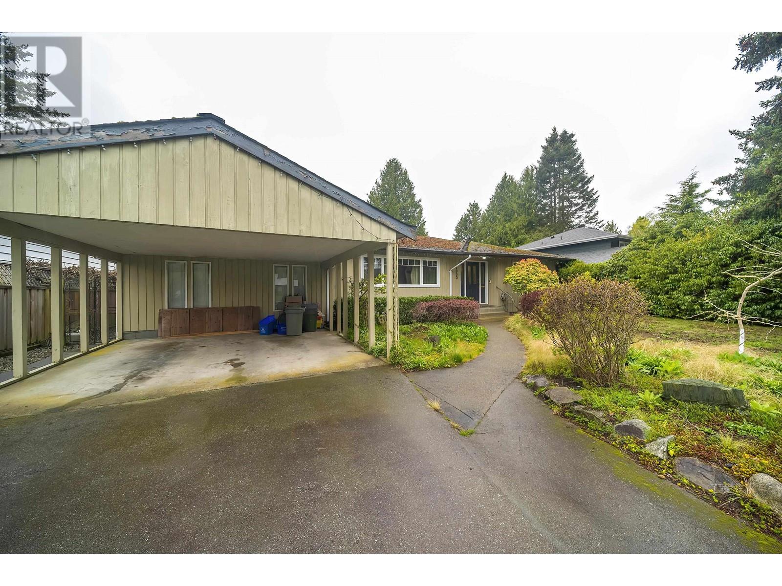 Property at 4980 11A AVENUE image 3