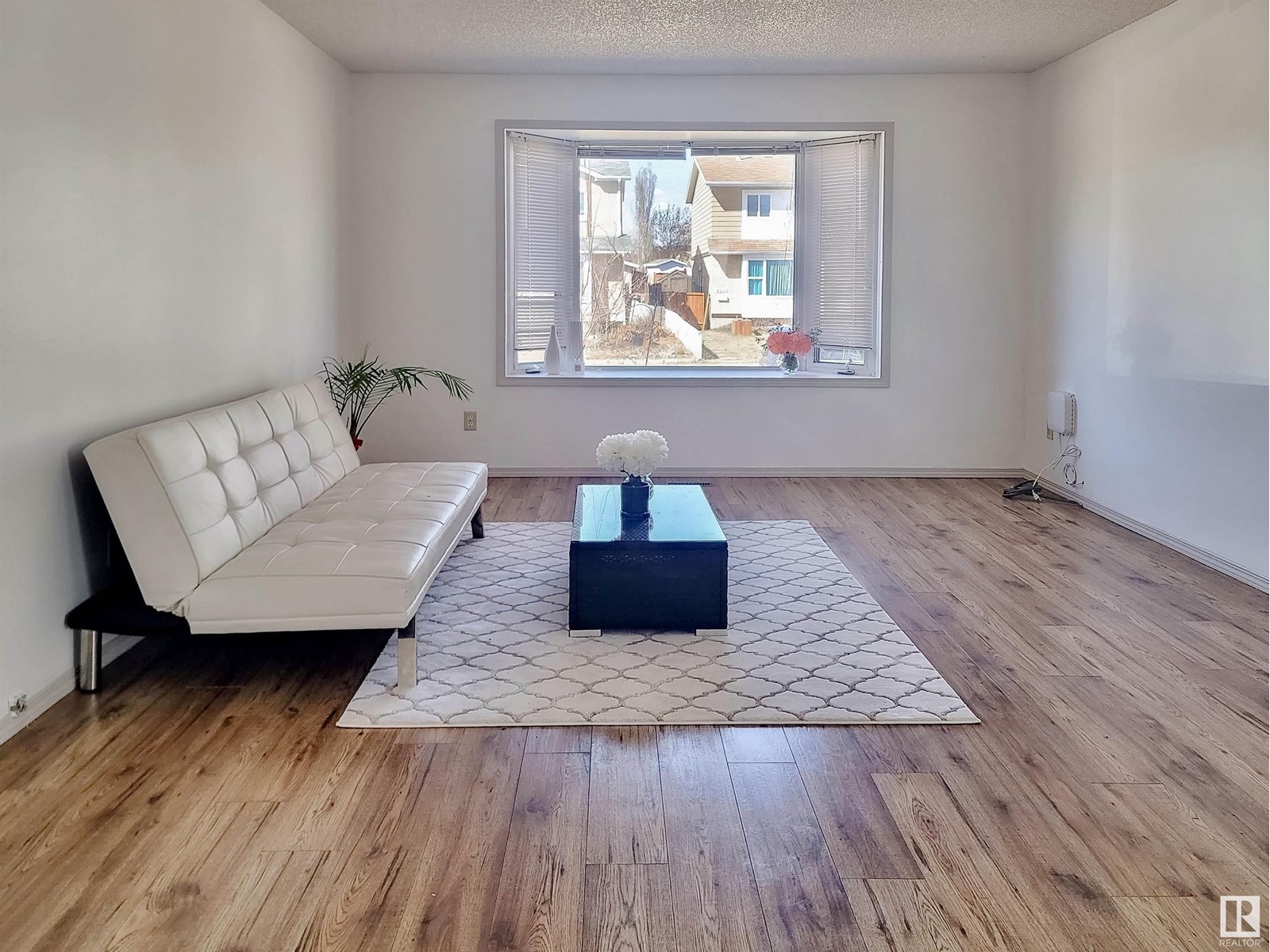 Property at 4109 38 ST NW image 2