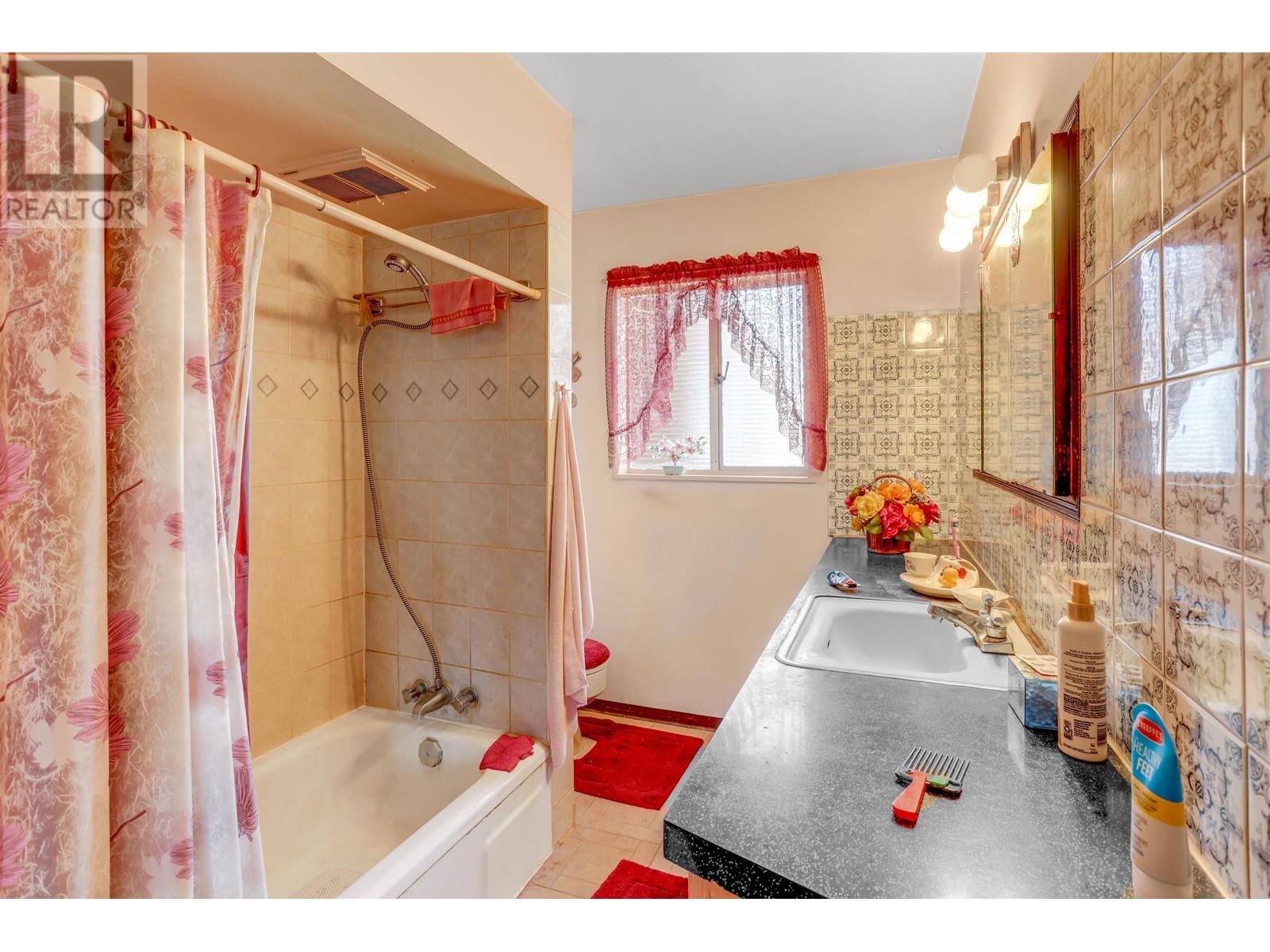 7473 17th Avenue, Burnaby, British Columbia  V3N 1L5 - Photo 12 - R2988395