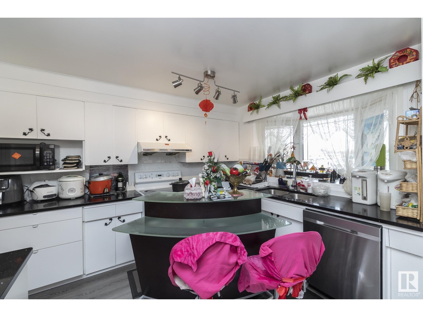 Property at 11539 40 AV NW image 2