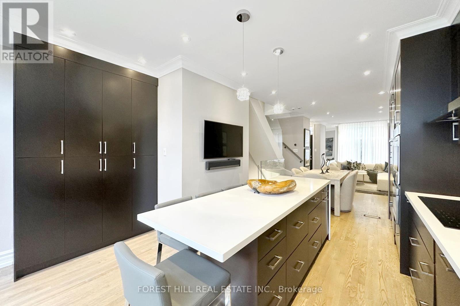 8 ALEX MEWS Toronto (Annex), ON M5R 3T2