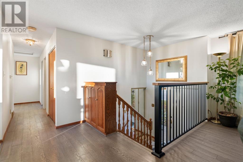 40 Thornaby Crescent Nw, Calgary, Alberta  T2K 5K4 - Photo 3 - A2206569