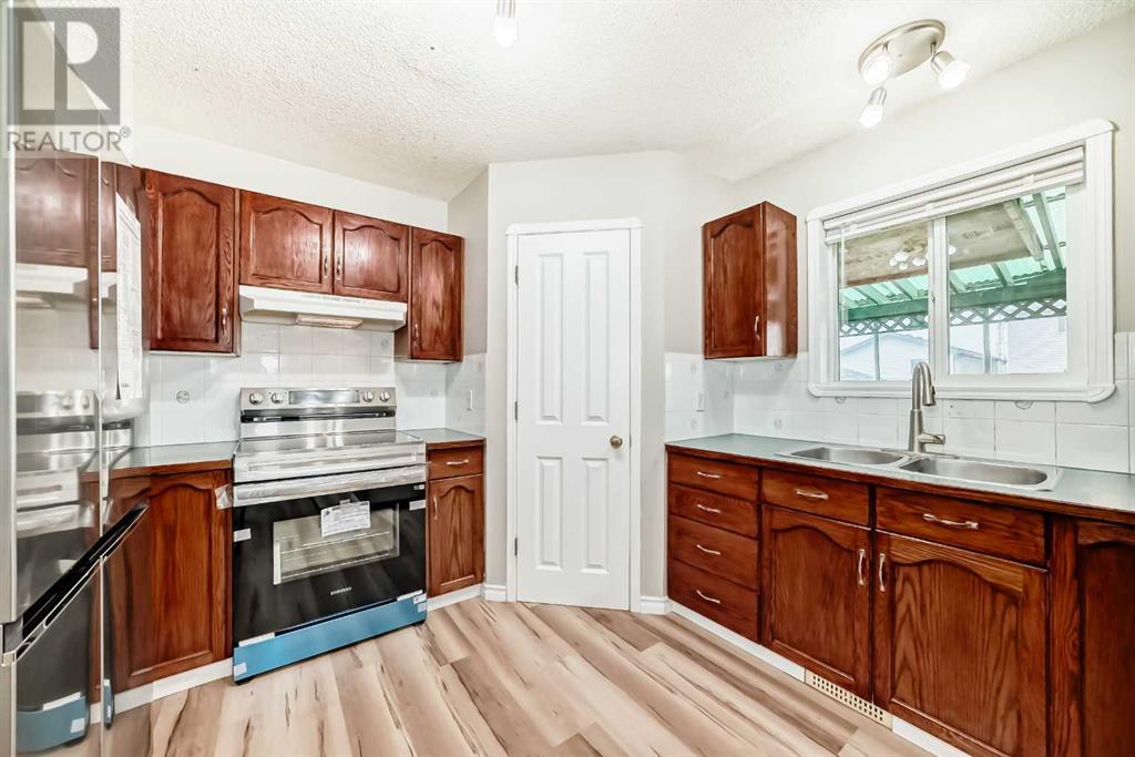 Property at 138 Appleburn Close SE image 5