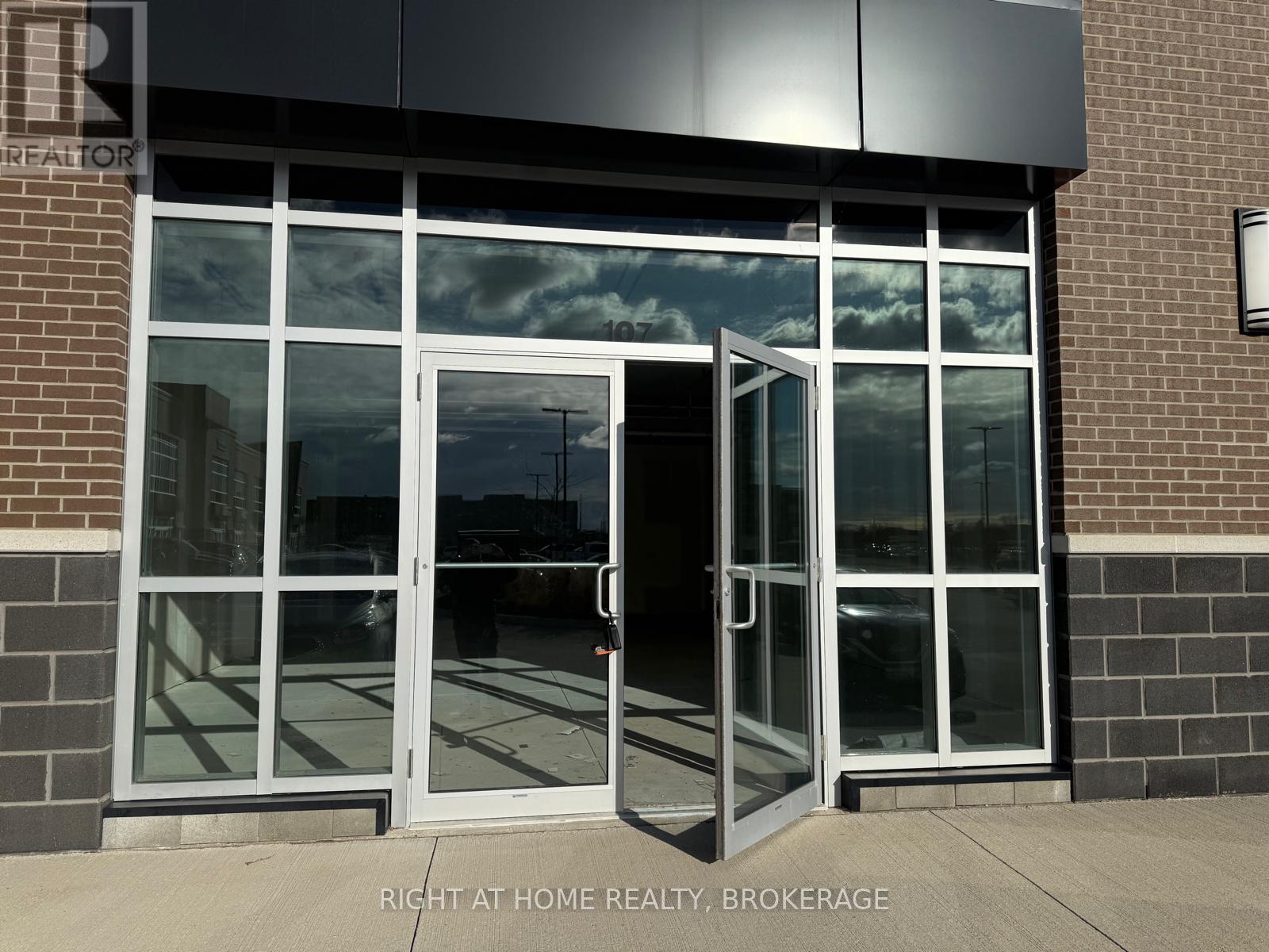 107 - 3475 Rebecca Street, Oakville, Ontario  L6L 6X9 - Photo 1 - W11923696