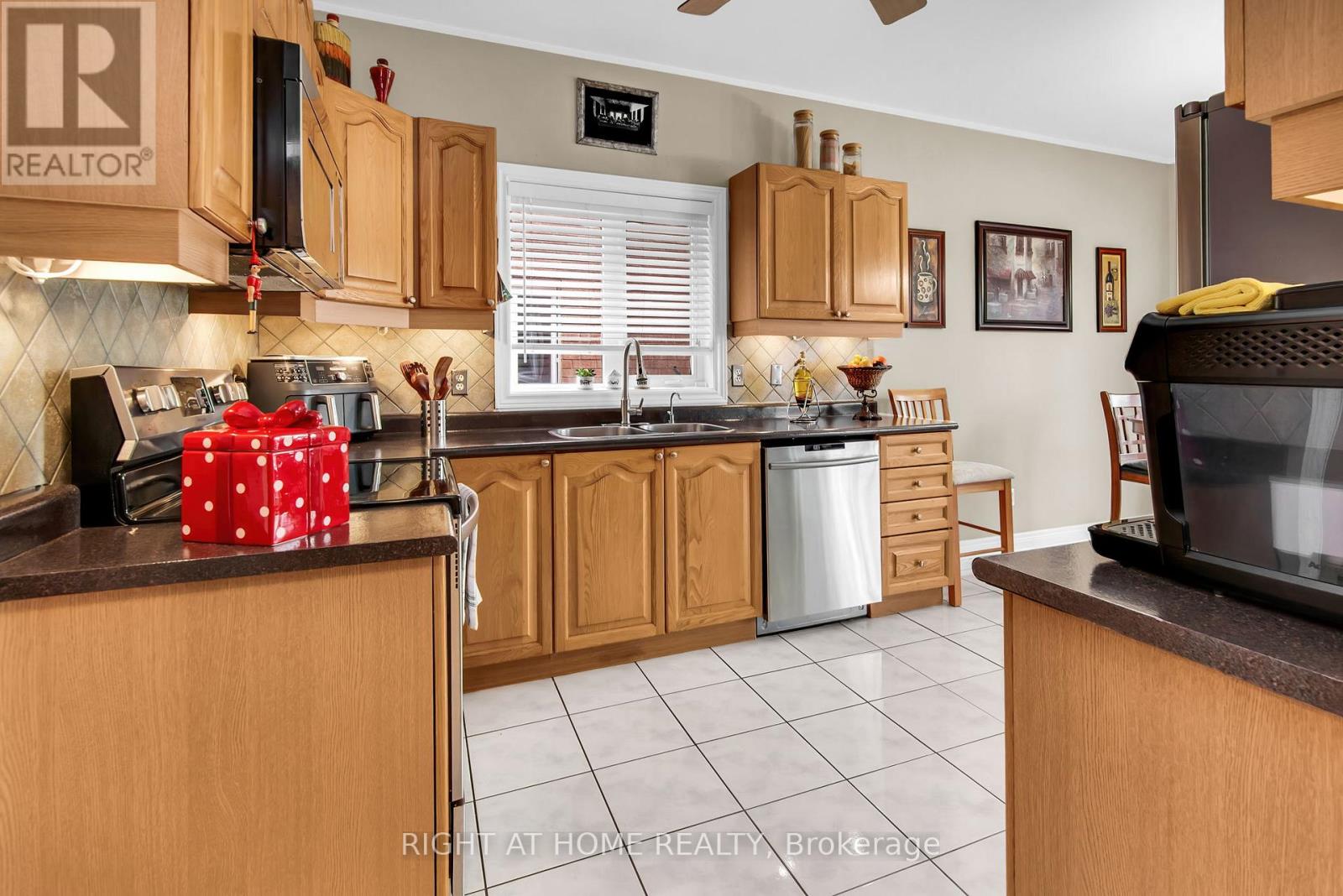 404 Hewitt Circle, Newmarket, Ontario  L3X 2L8 - Photo 16 - N12080403