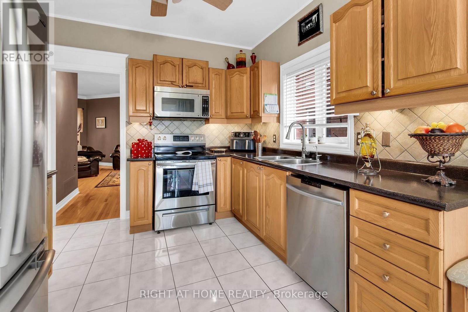 404 Hewitt Circle, Newmarket, Ontario  L3X 2L8 - Photo 17 - N12080403