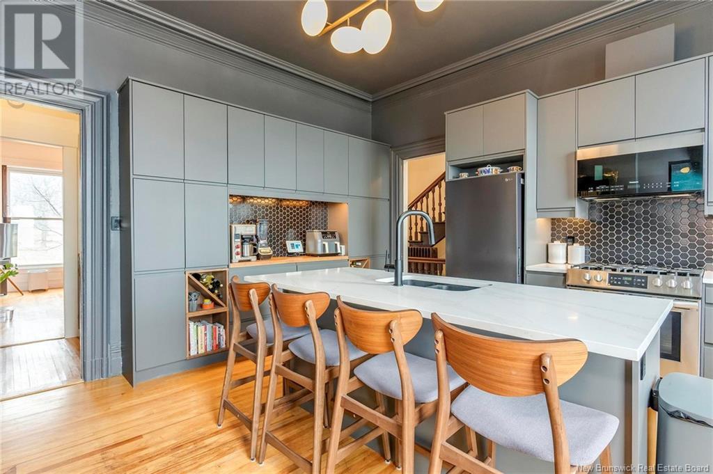 Property at 16 Queen Sq S image 5