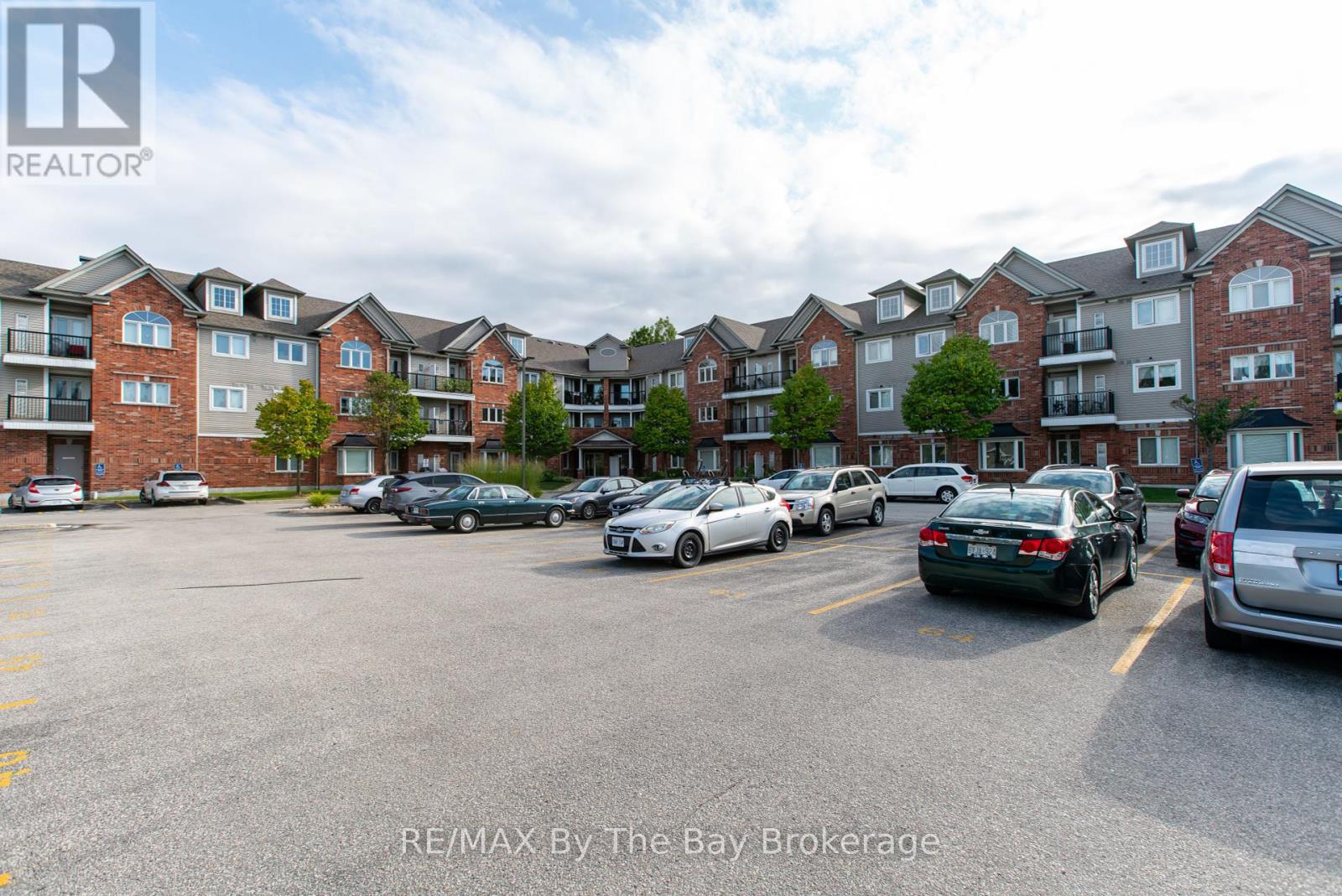 211 - 16 Westbury Road, Wasaga Beach, Ontario  L9Z 0B8 - Photo 1 - S12080437