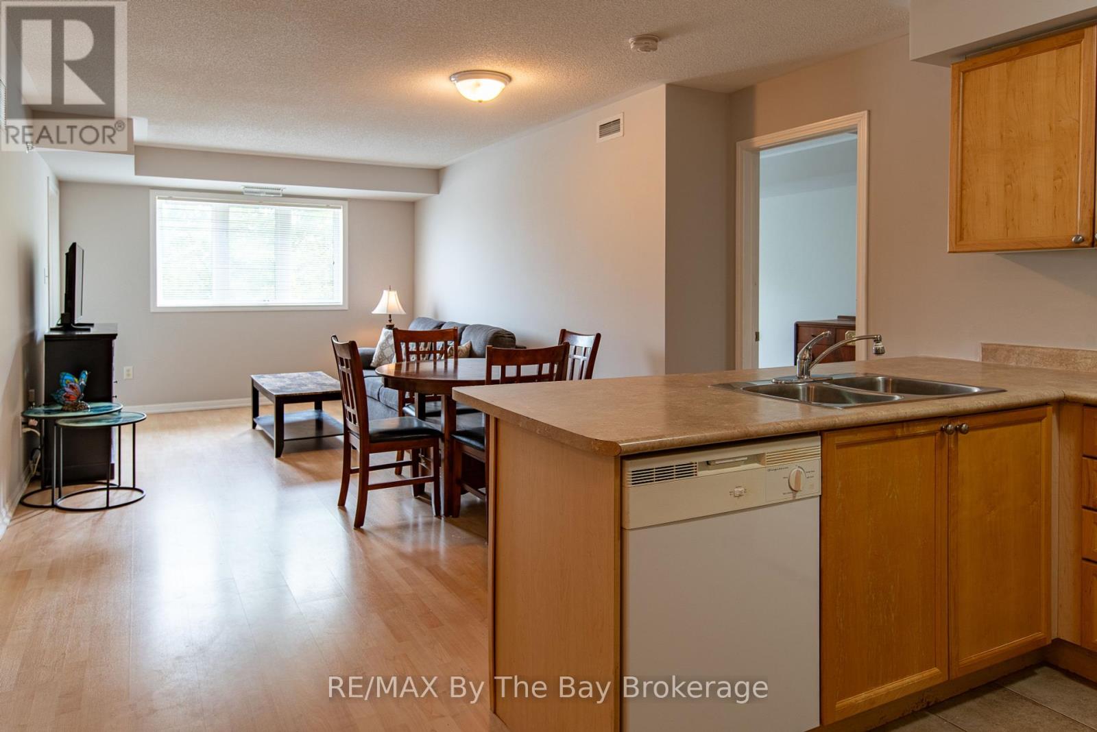 211 - 16 Westbury Road, Wasaga Beach, Ontario  L9Z 0B8 - Photo 11 - S12080437