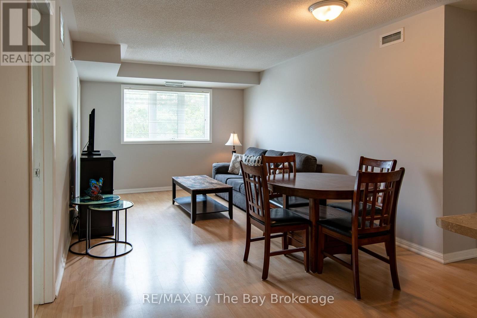 211 - 16 Westbury Road, Wasaga Beach, Ontario  L9Z 0B8 - Photo 13 - S12080437