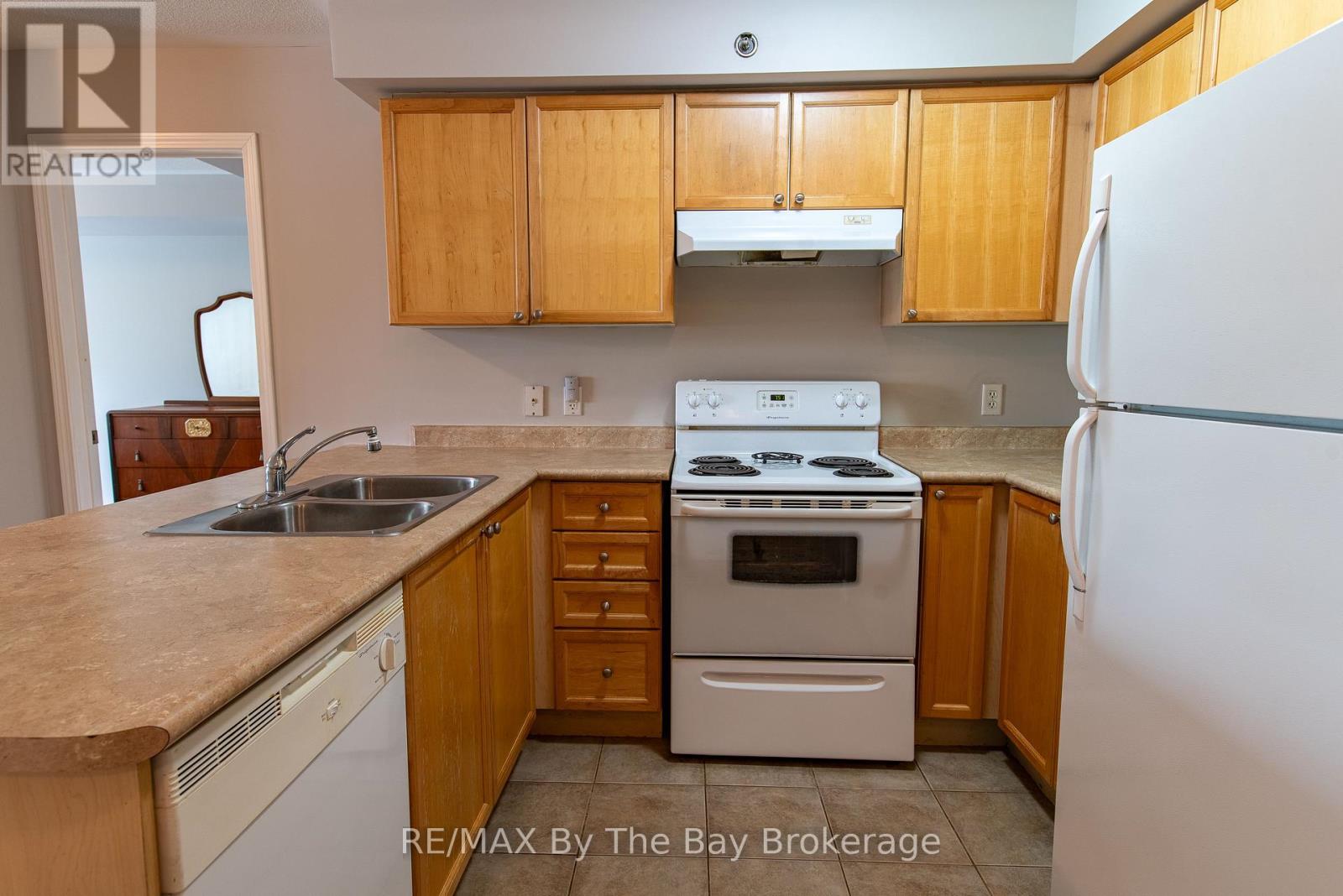 211 - 16 Westbury Road, Wasaga Beach, Ontario  L9Z 0B8 - Photo 14 - S12080437