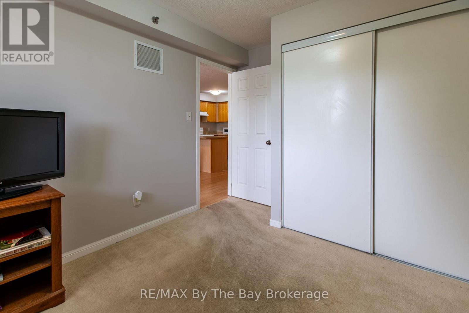 211 - 16 Westbury Road, Wasaga Beach, Ontario  L9Z 0B8 - Photo 21 - S12080437