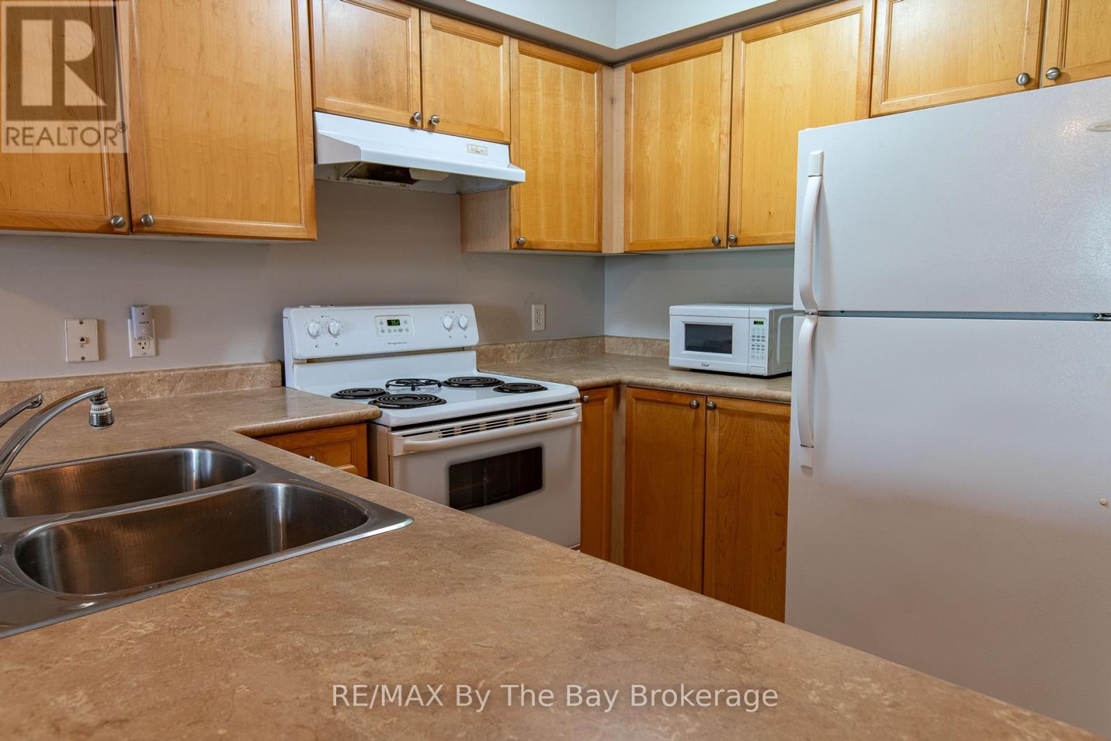 211 - 16 Westbury Road, Wasaga Beach, Ontario  L9Z 0B8 - Photo 6 - S12080437