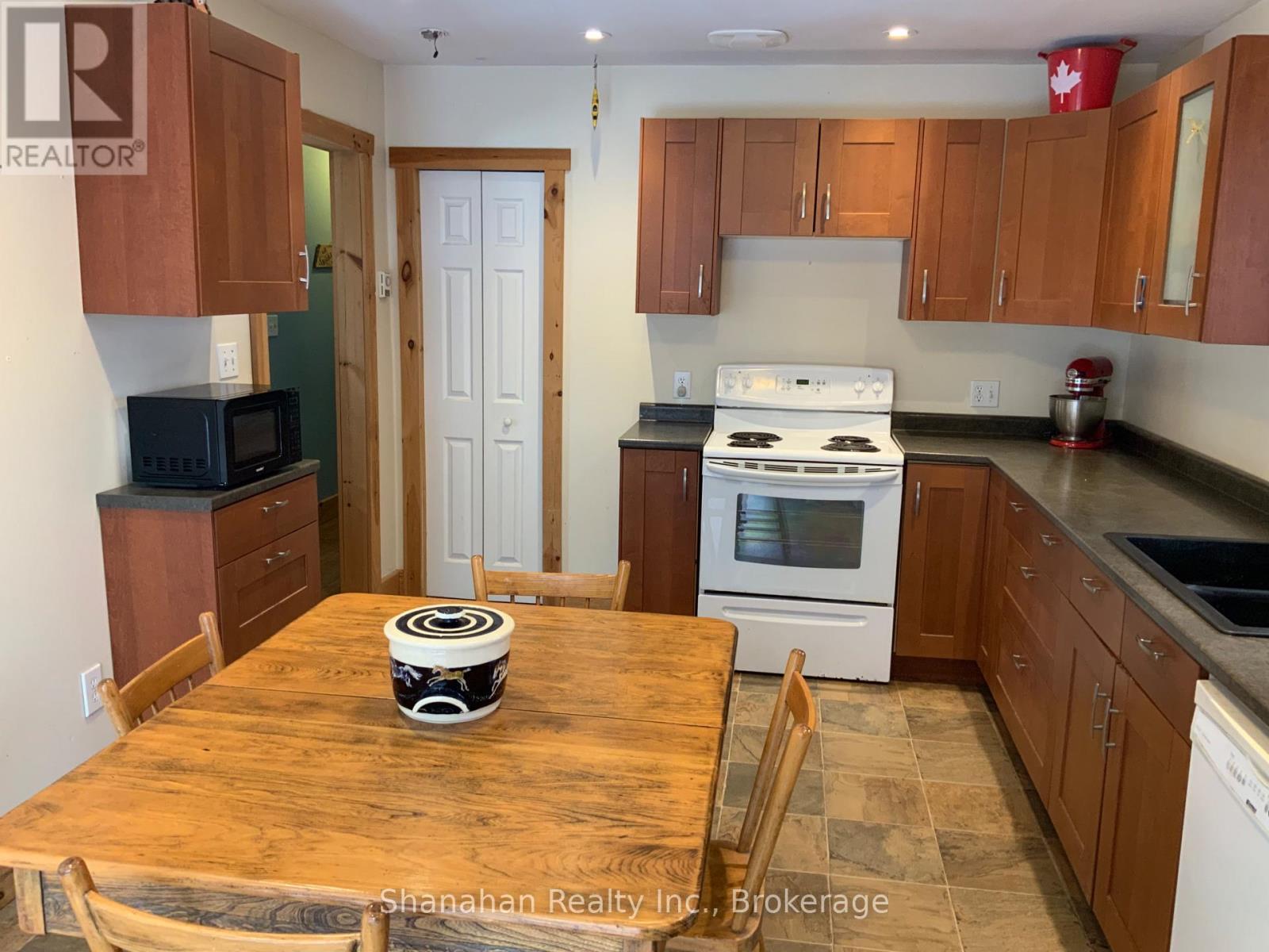 46 Maple Golf Crescent, Northern Bruce Peninsula, Ontario  N0H 2R0 - Photo 15 - X12055599