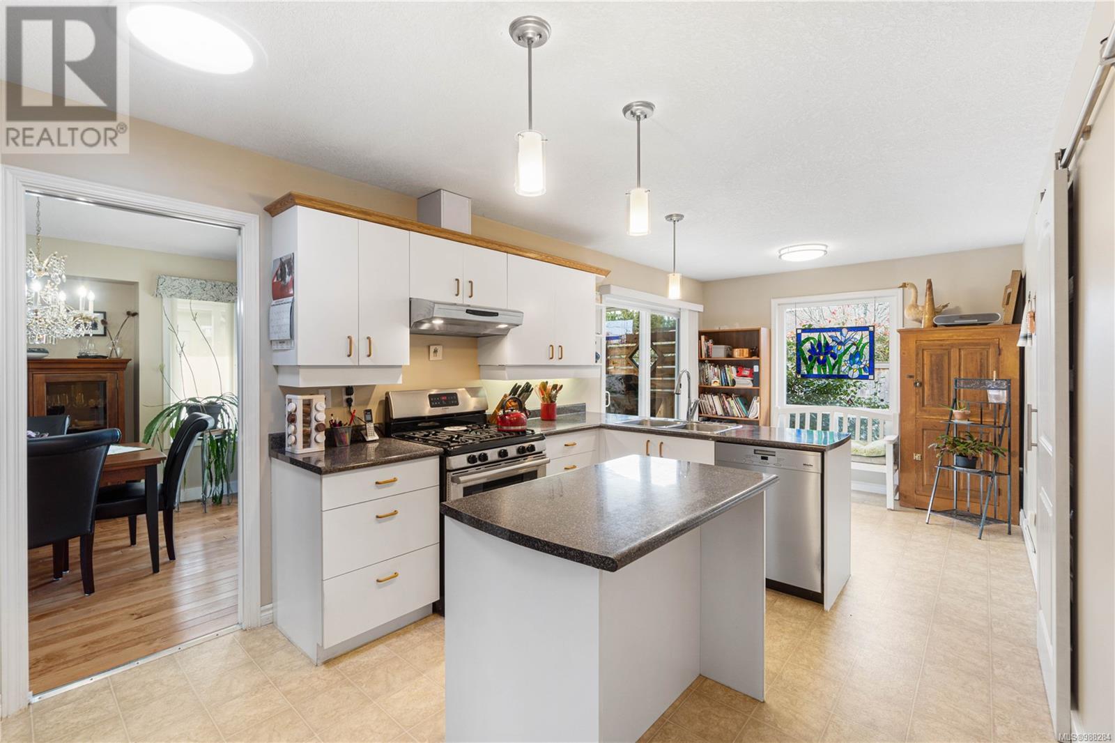 Property at 870 Marsh Pl image 4