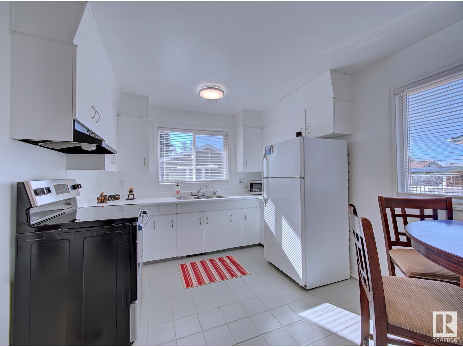 Property at 8929 94 AV image 5