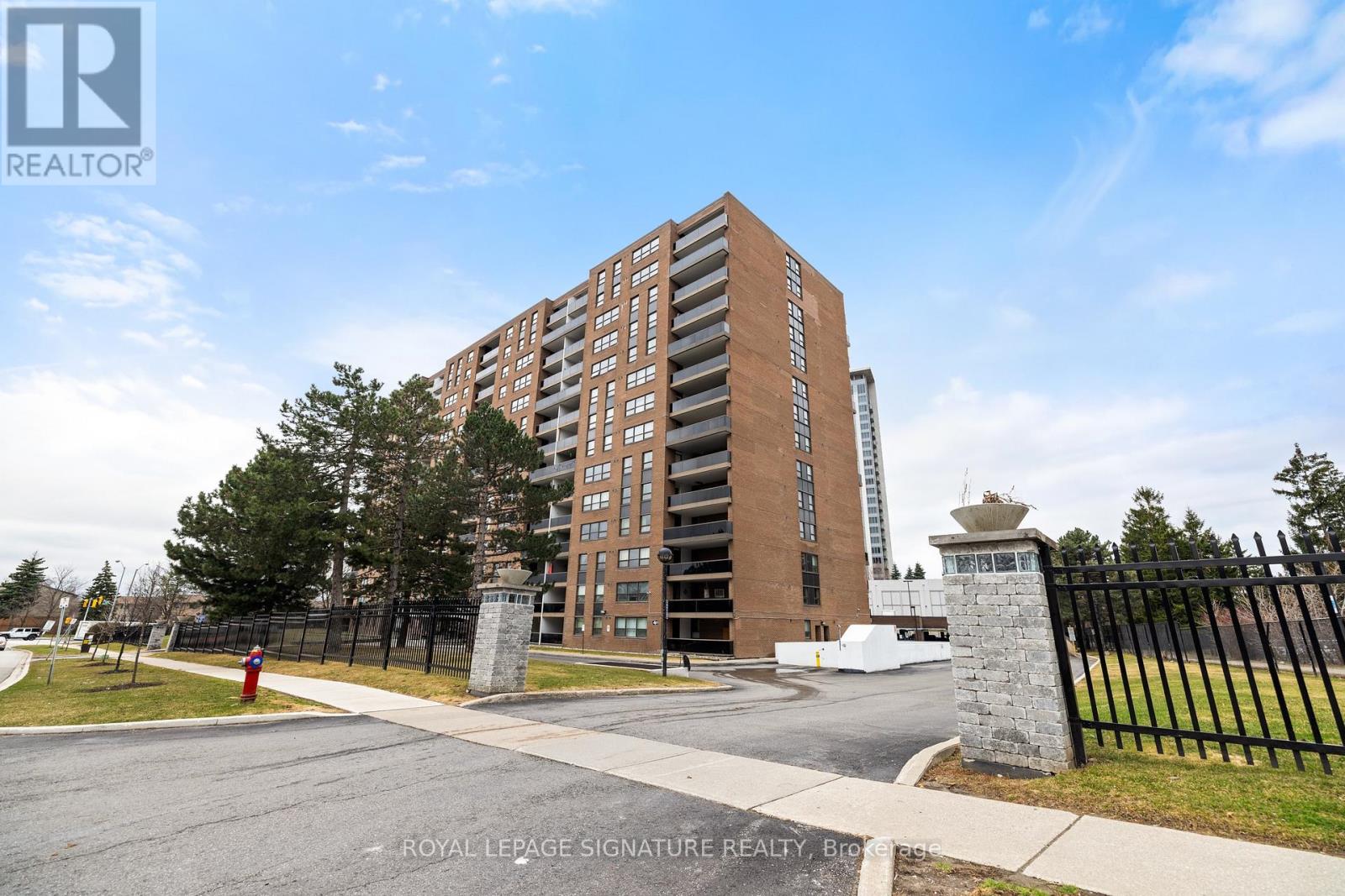 815 - 4 Lisa Street, Brampton, Ontario  L6T 4B6 - Photo 3 - W12080961