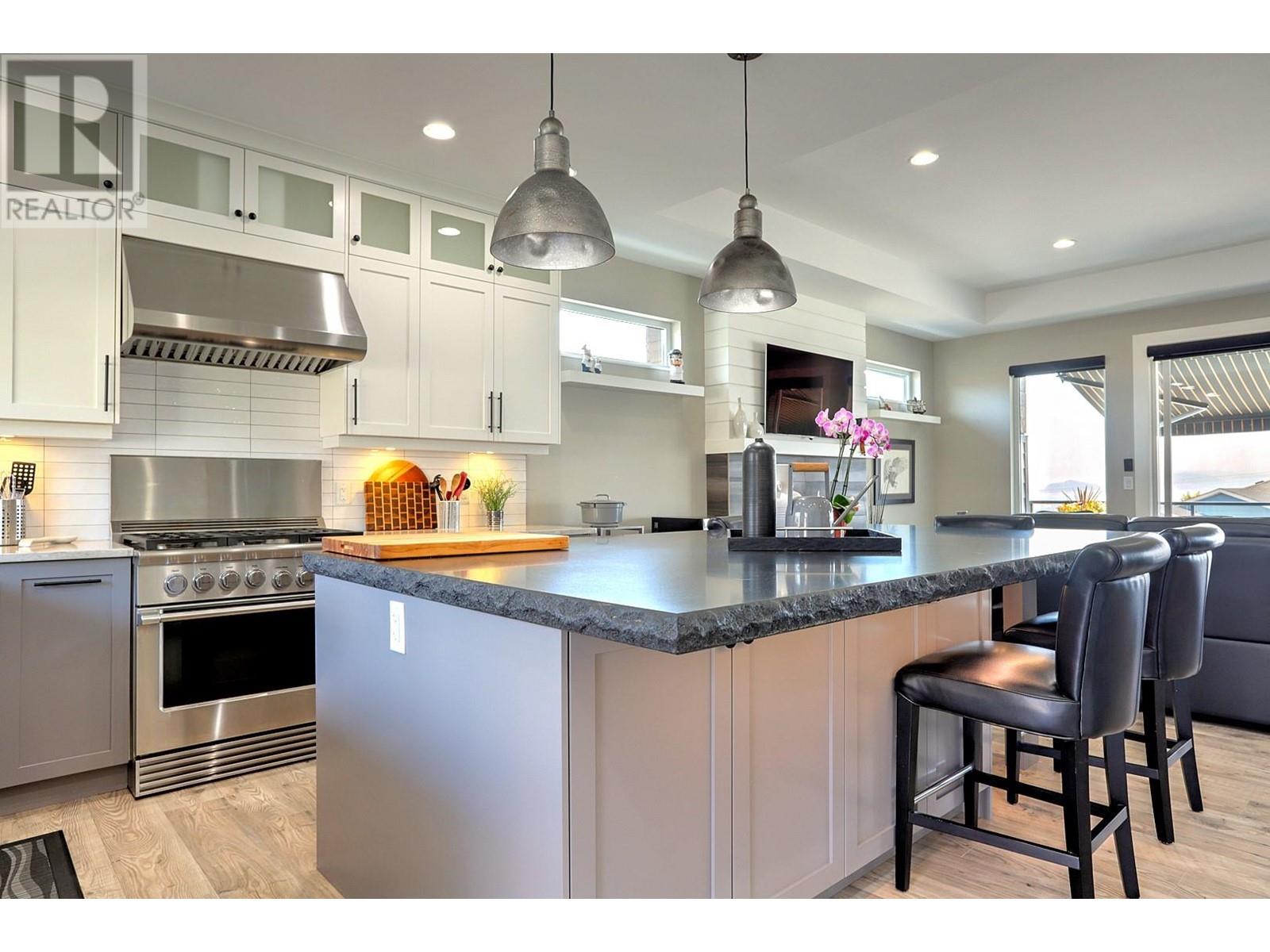6539 Blackcomb Place, Vernon, British Columbia  V1B 4E1 - Photo 9 - 10343287