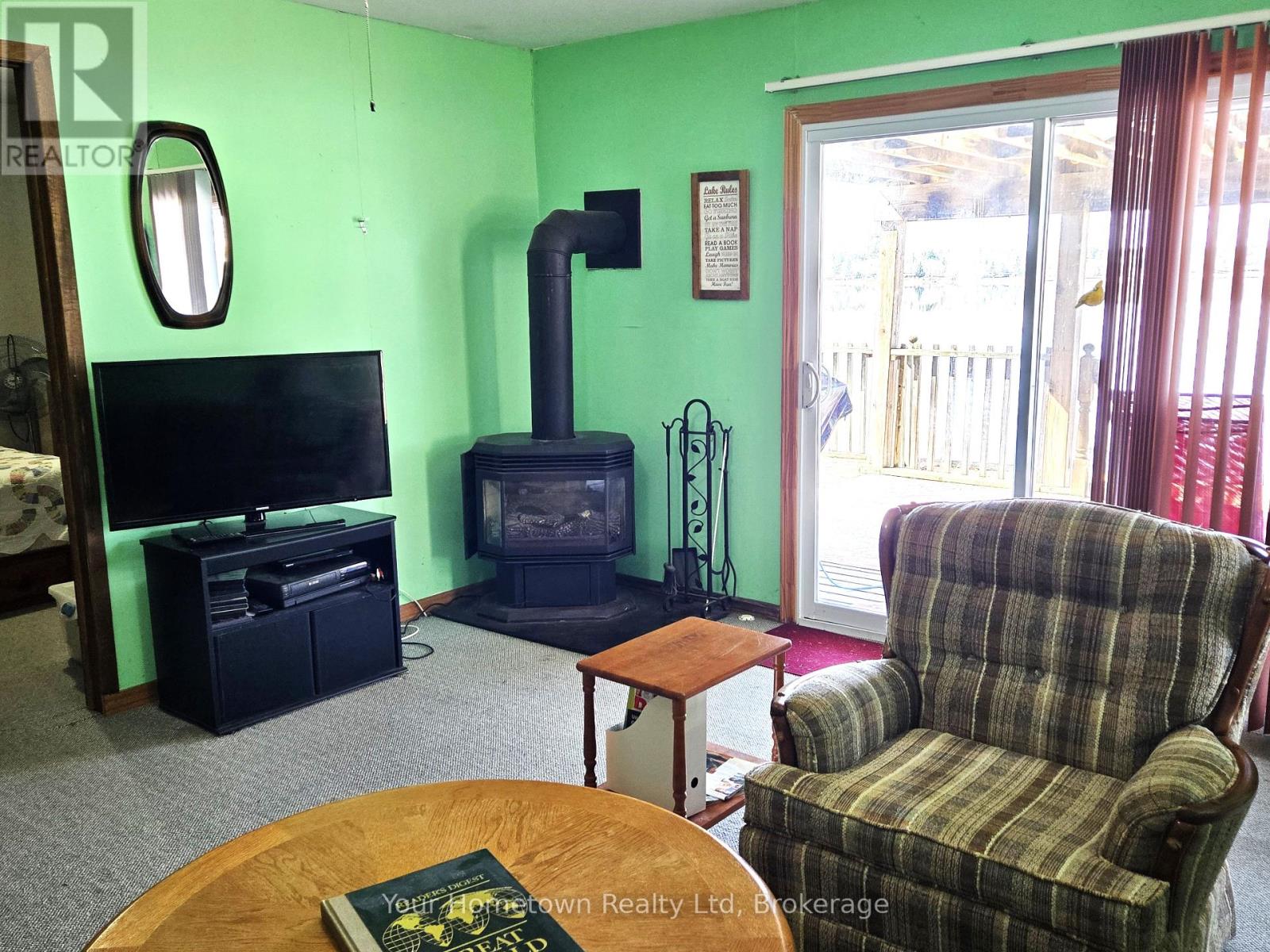 911 Ninth Street, Centre Wellington, Ontario  N0B 1J0 - Photo 15 - X12081034