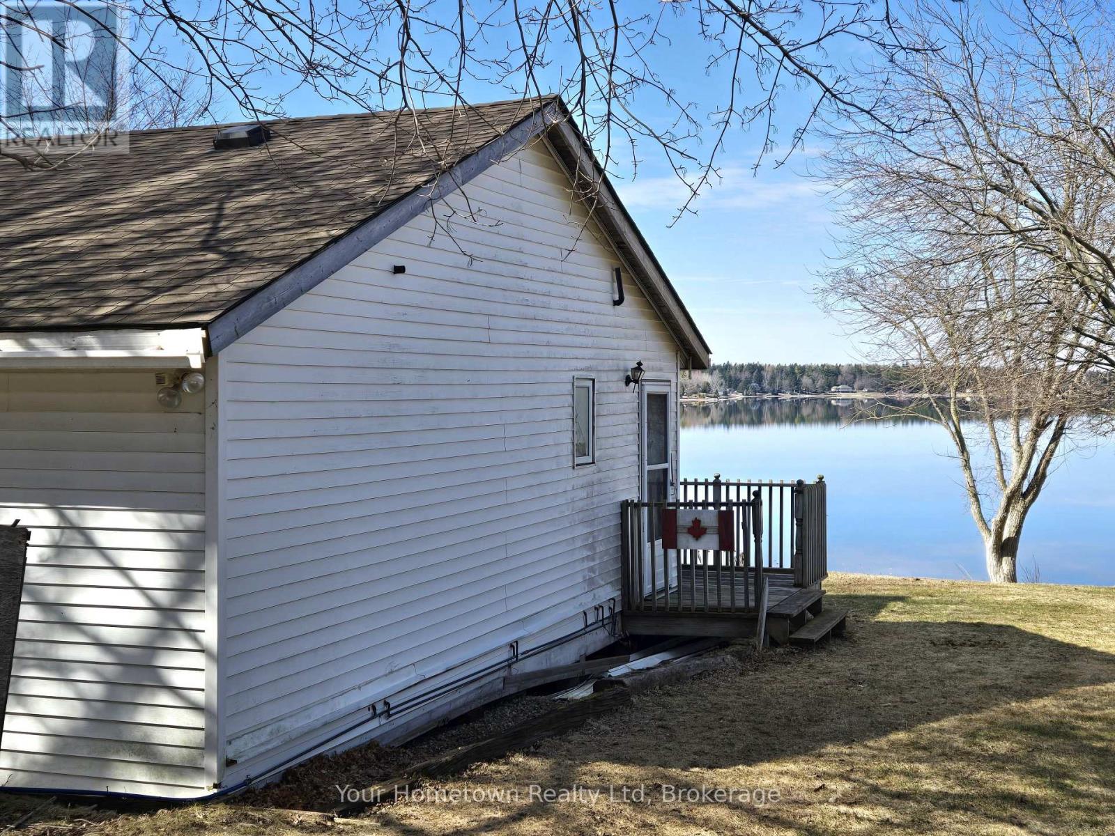 911 Ninth Street, Centre Wellington, Ontario  N0B 1J0 - Photo 3 - X12081034