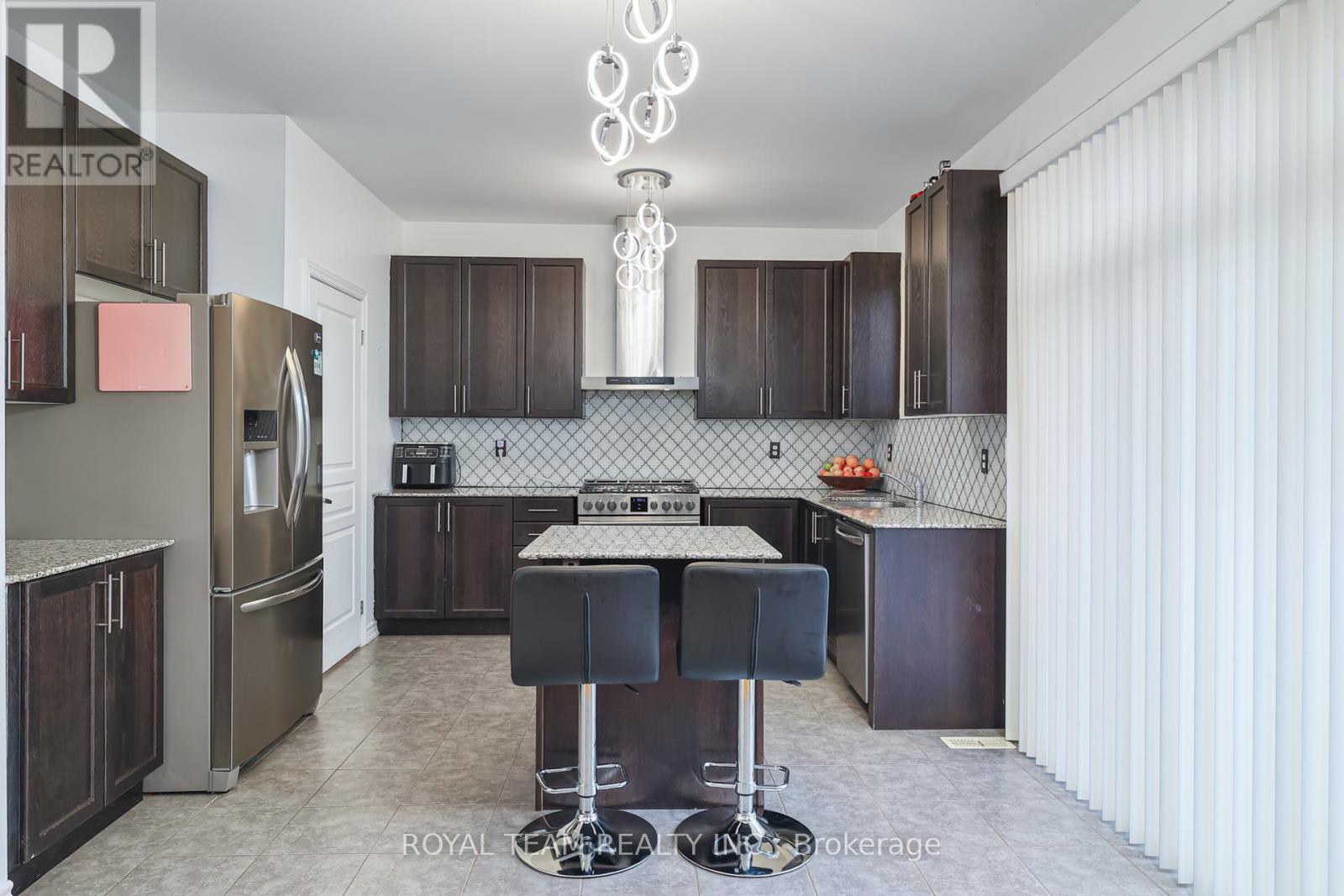 61 Lampkin Street, Georgina, Ontario  L0E 1R0 - Photo 4 - N12081125