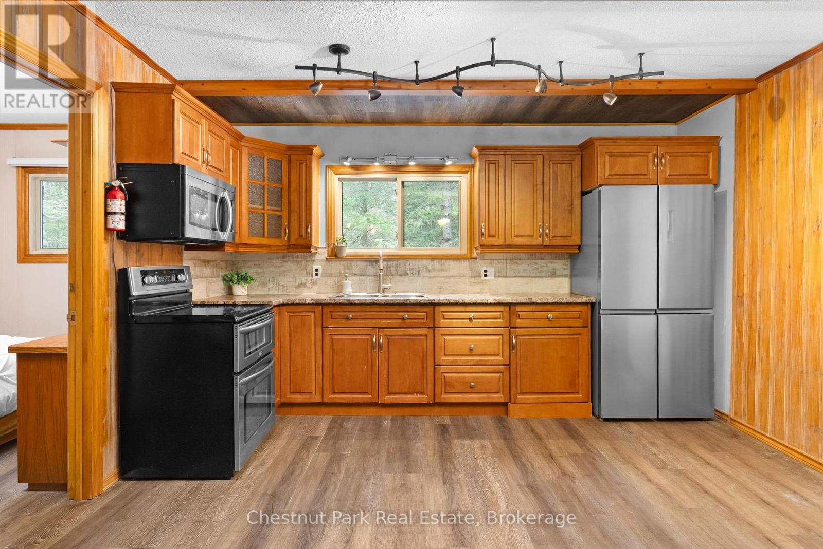649 Balsam Chutes Road, Huntsville, Ontario  P0B 1L0 - Photo 16 - X12081248