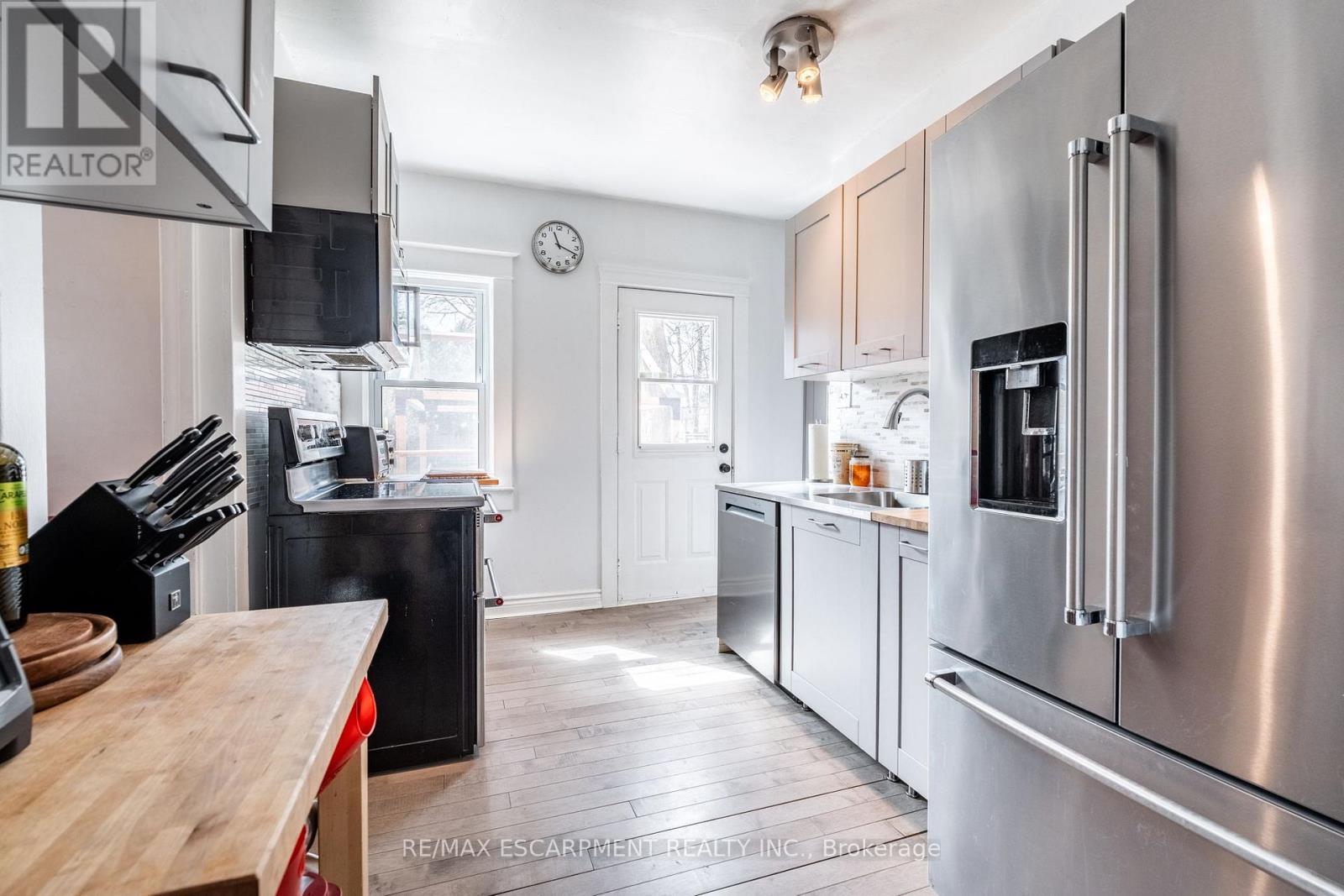 144 Dufferin Street E, St. Catharines (Downtown), Ontario  L2R 2A4 - Photo 8 - X12081386