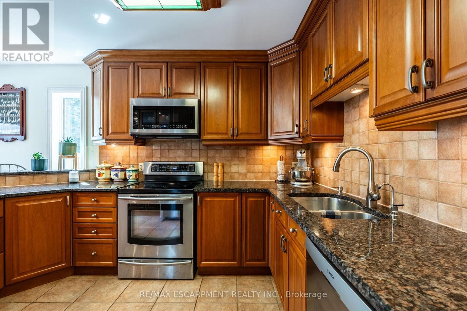 10 Shadowdale Drive, Hamilton, Ontario  L8E 5E7 - Photo 12 - X12081407