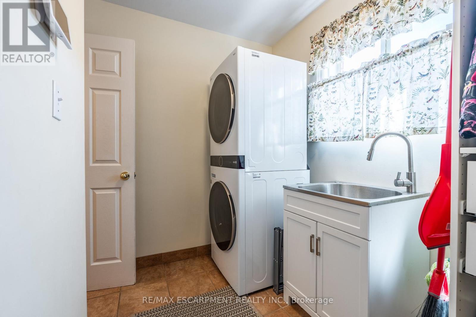 10 Shadowdale Drive, Hamilton, Ontario  L8E 5E7 - Photo 17 - X12081407