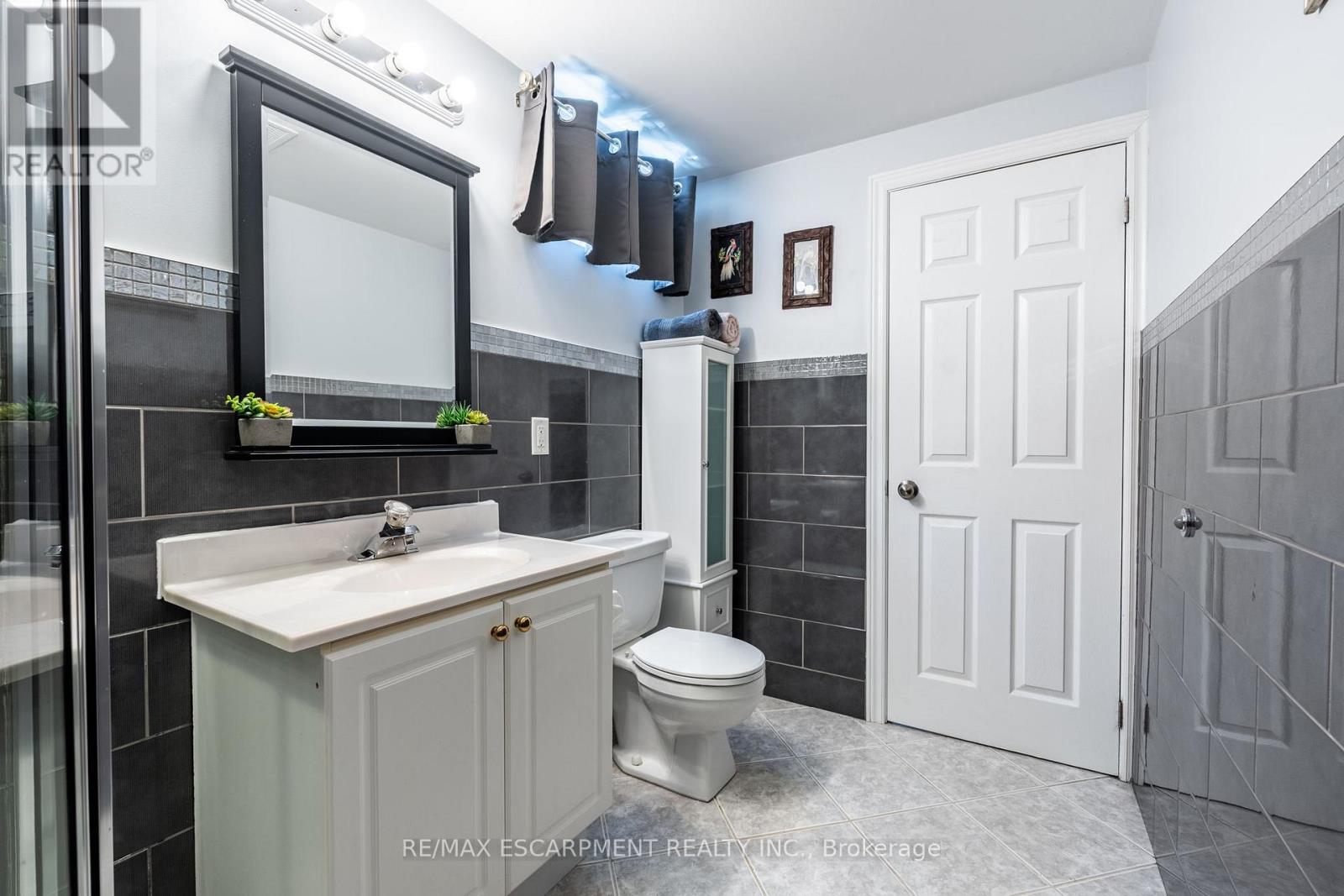 10 Shadowdale Drive, Hamilton, Ontario  L8E 5E7 - Photo 37 - X12081407