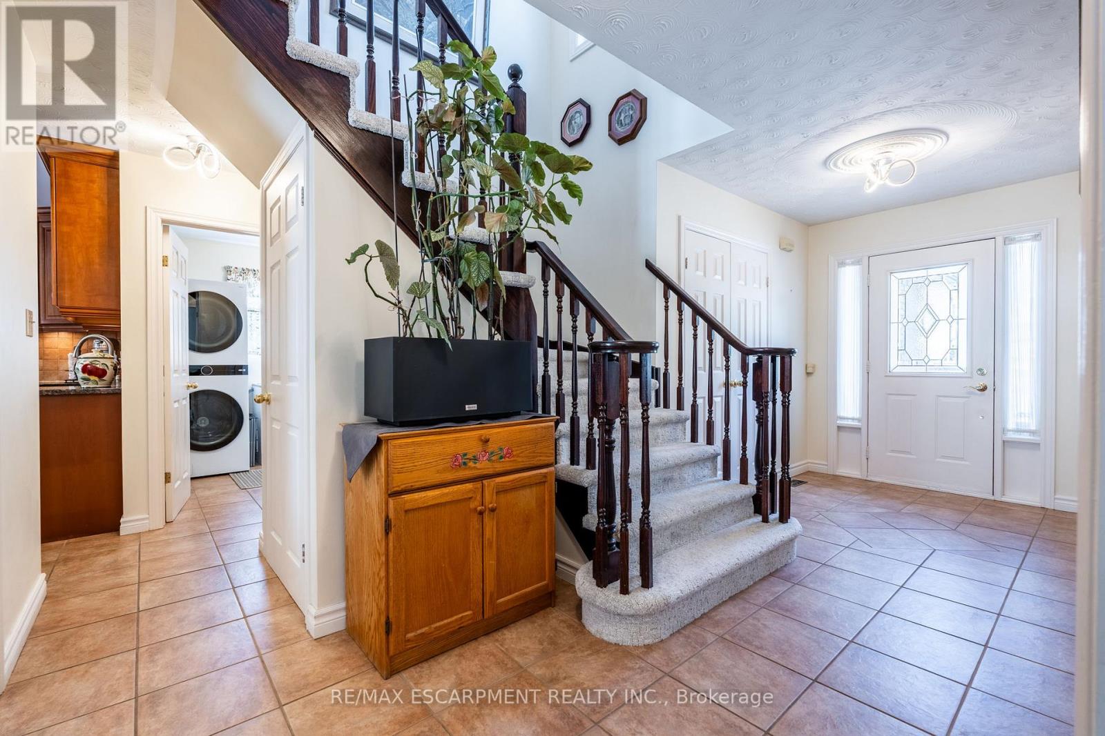 10 Shadowdale Drive, Hamilton, Ontario  L8E 5E7 - Photo 6 - X12081407