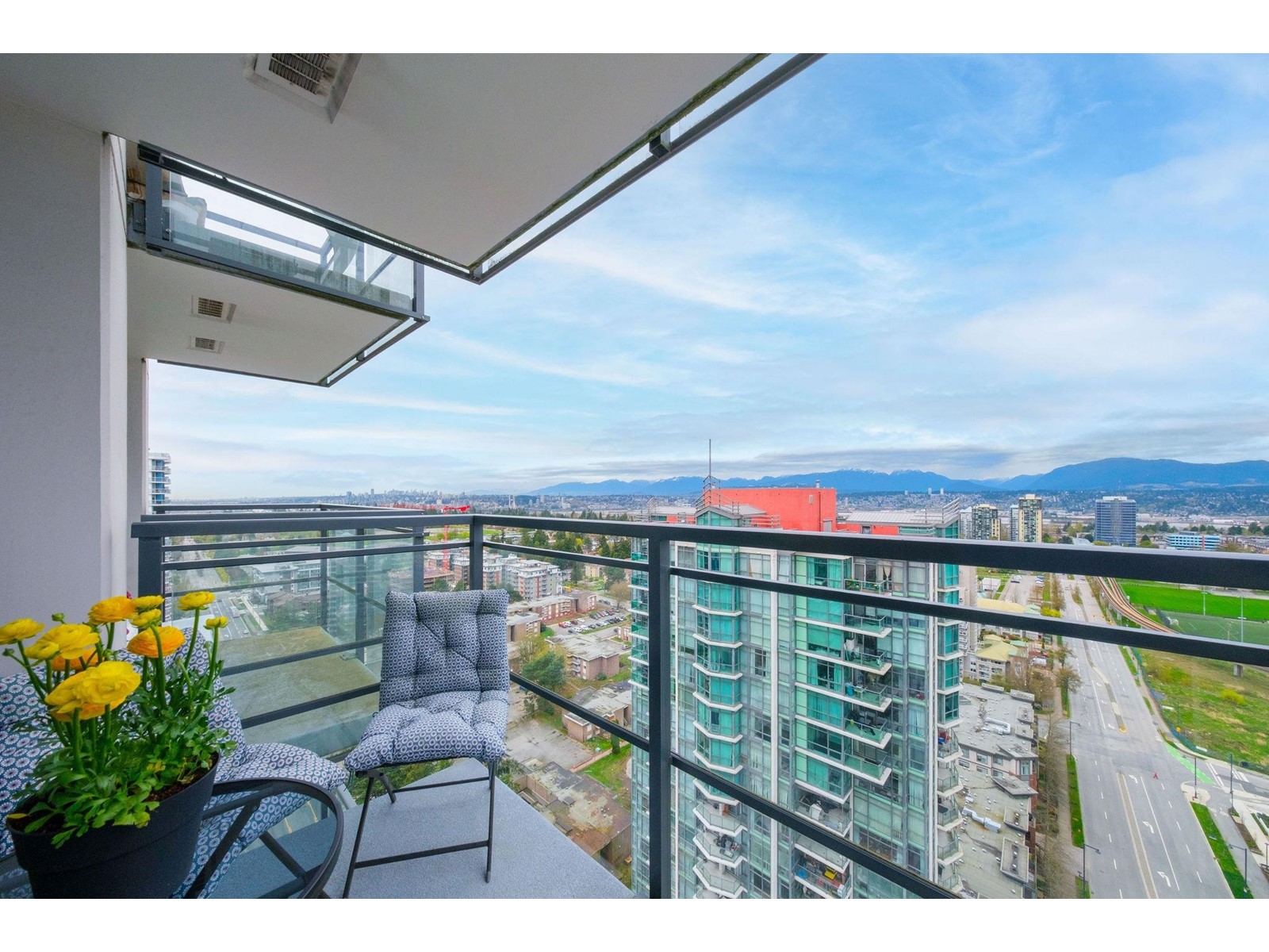 3007 13398 104th Avenue, Surrey, British Columbia  V3T 1V6 - Photo 1 - R2989853