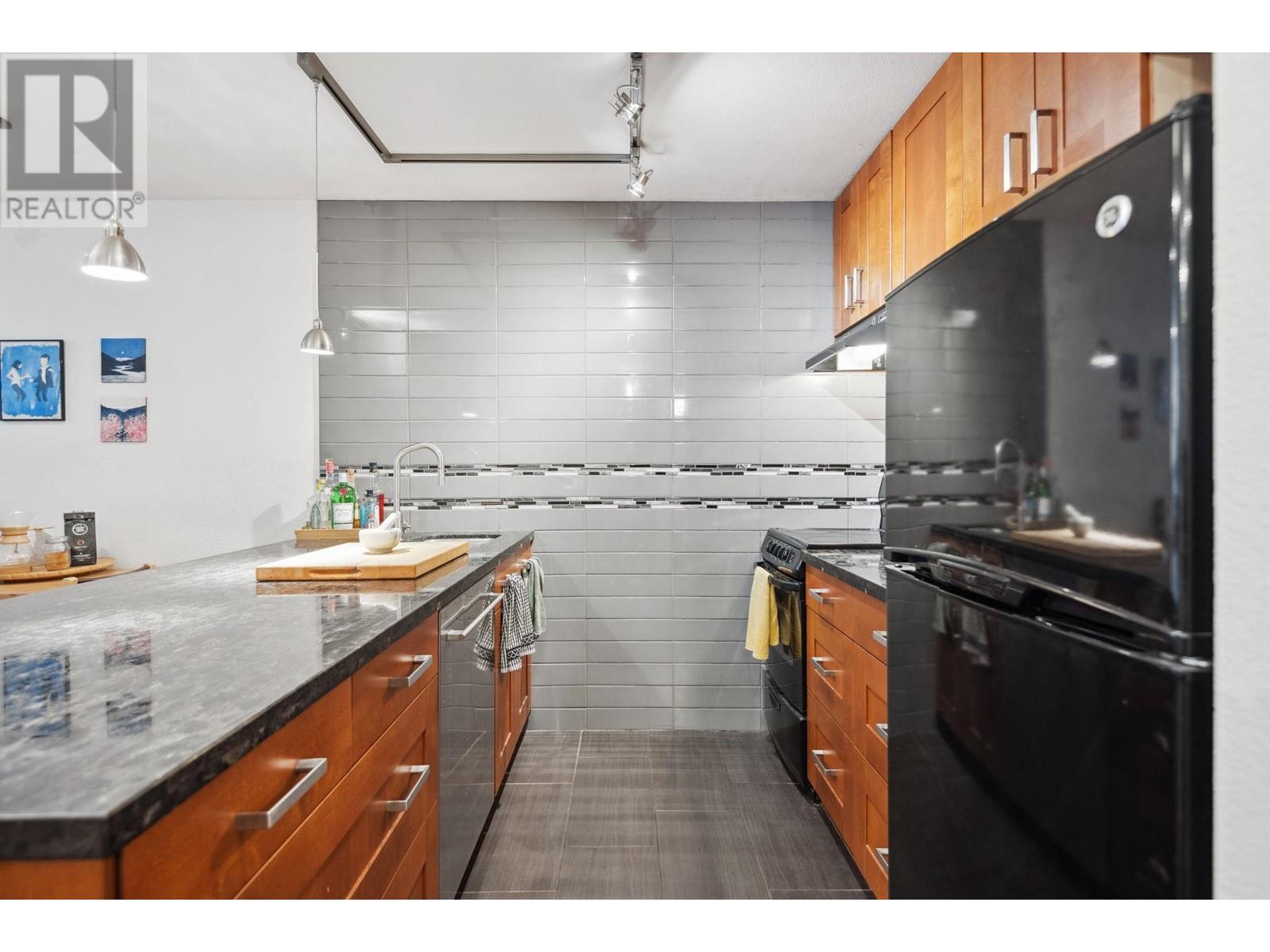 615 1330 Burrard Street, Vancouver, British Columbia  V6Z 2B8 - Photo 1 - R2989803
