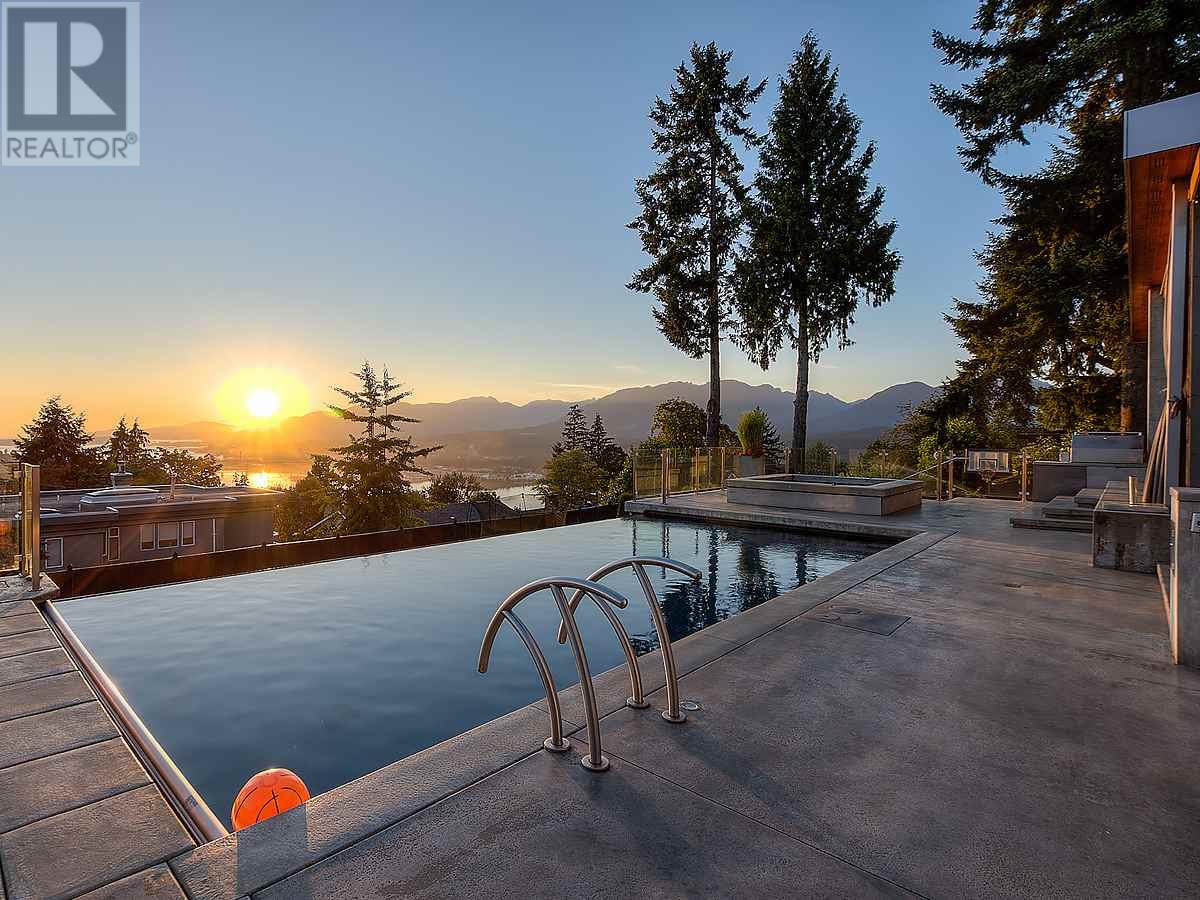 389 N Glynde Avenue, Burnaby, British Columbia  V5B 1H1 - Photo 1 - R2989838